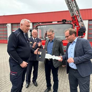 Feuerwehr Nauen: Neuer Drehleiterwagen mit Korb übergeben