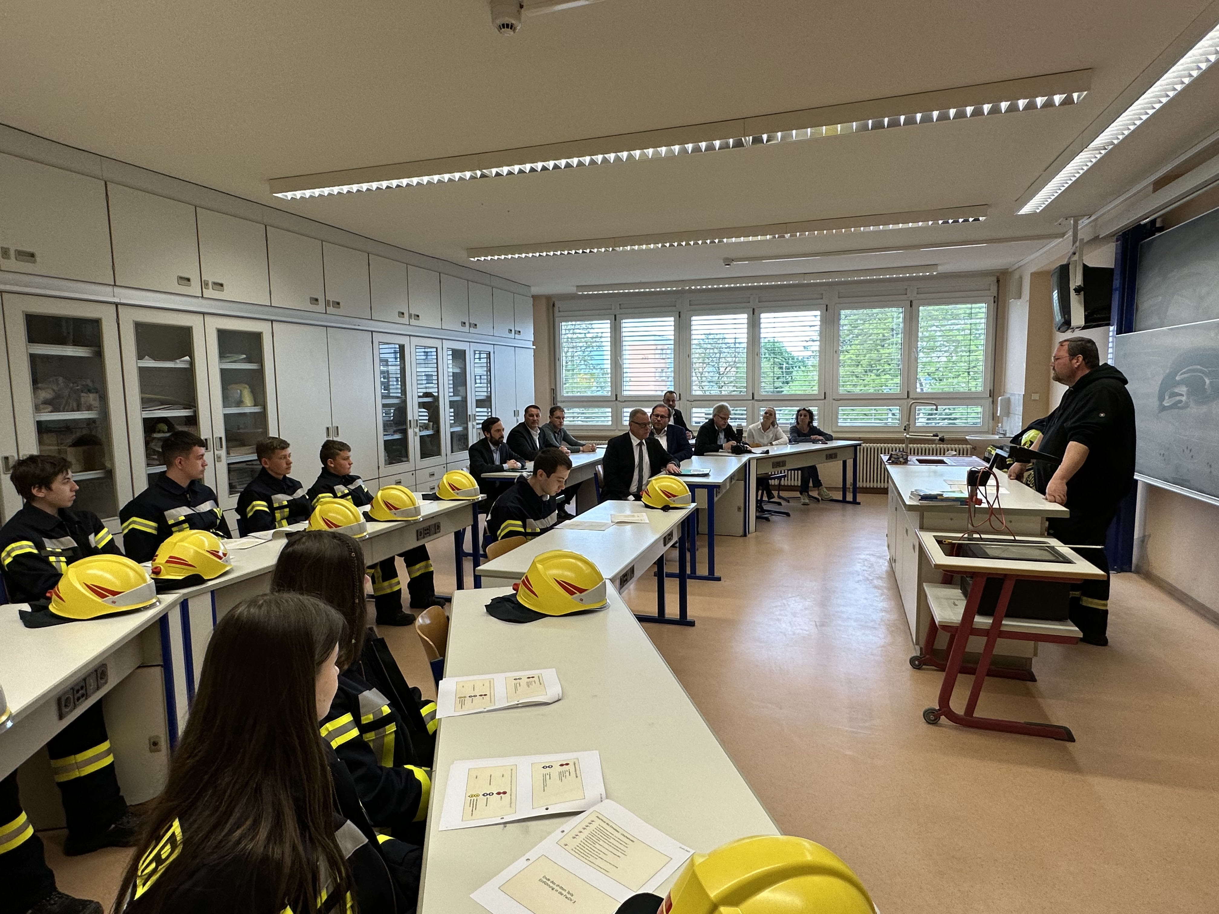 Innenminister Stübgen besucht Feuerwehrunterricht in Nauen und stellt neues Fahrzeug in Aussicht