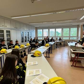 Innenminister Stübgen besucht Feuerwehrunterricht in Nauen und stellt neues Fahrzeug in Aussicht