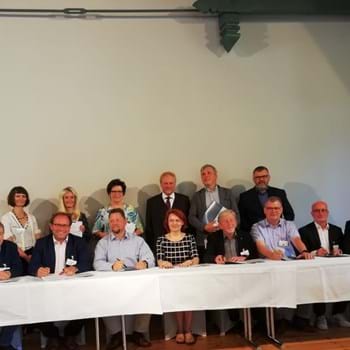 Überprüfung und Verbesserung der Kinderbetreuung in den kommunalen Kitas - Zwölf Kommunen aus Brandenburg und Sachsen-Anhalt unterzeichnen Kooperationsvertag 