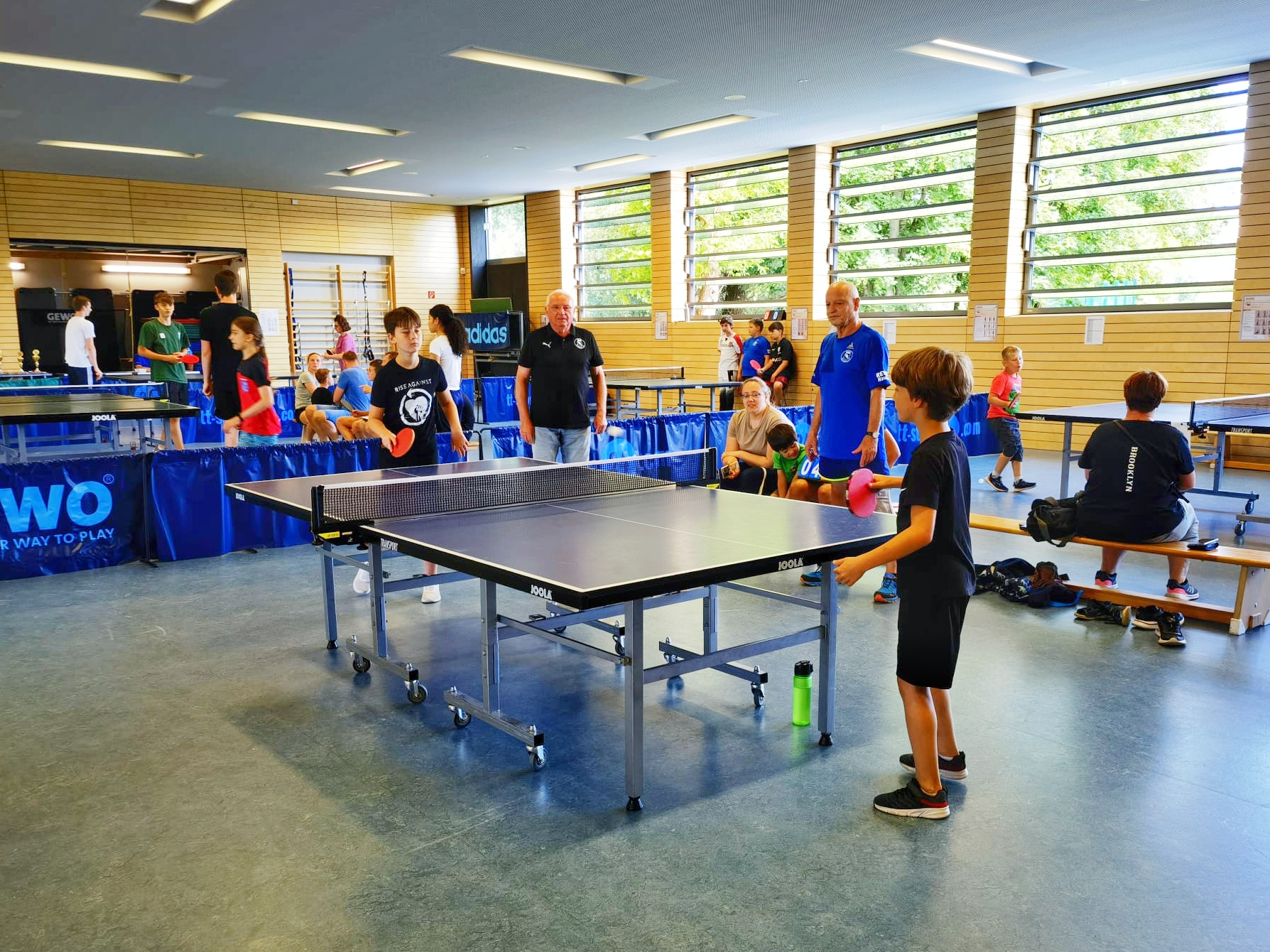 Faires Turnier mit großen und kleinen Hobbysportlern – Das Mikado Tischtennisturnier in Nauen