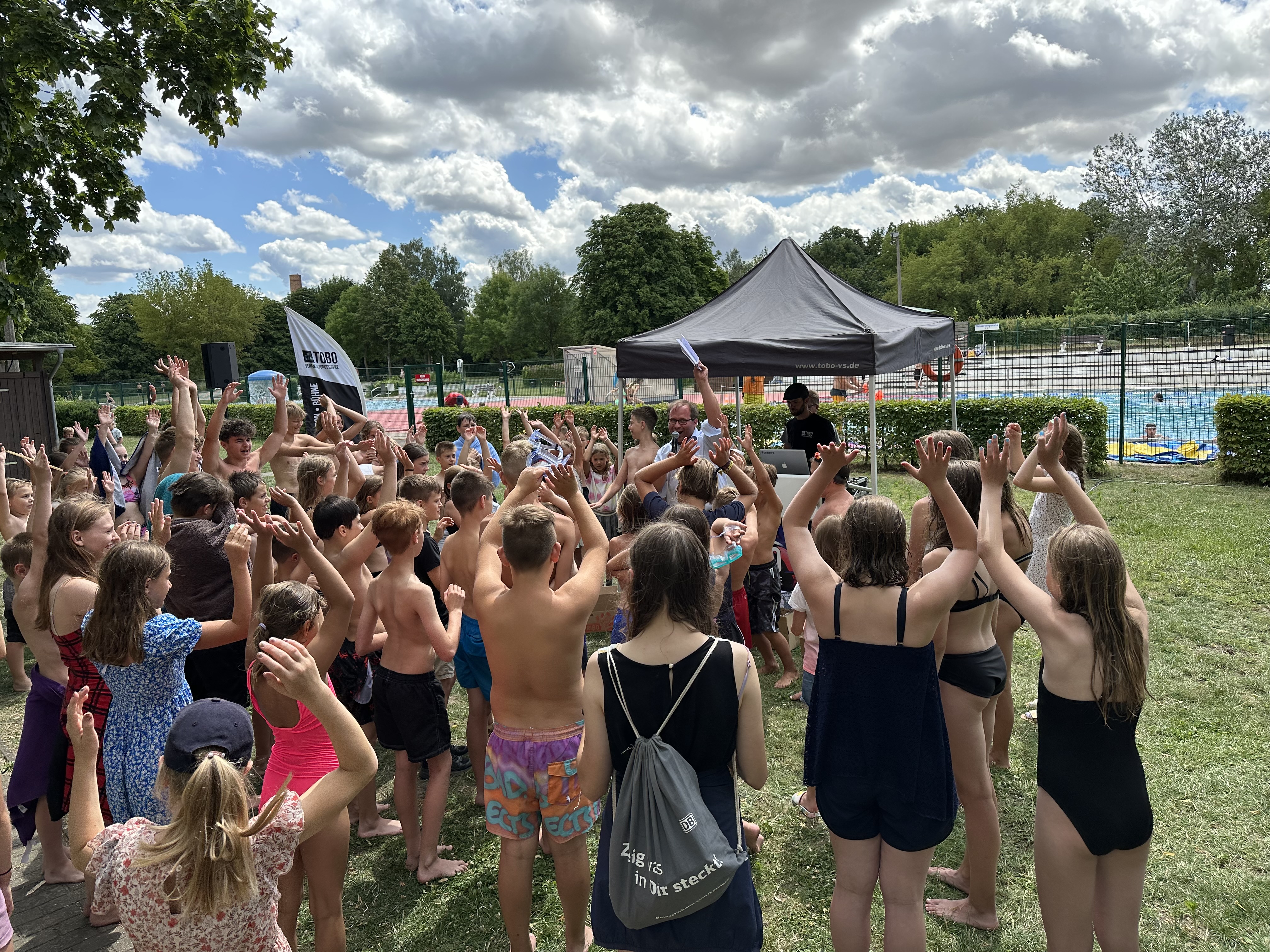 Zeugnisfete im Stadtbad Nauen zog Kinder in Scharen an 