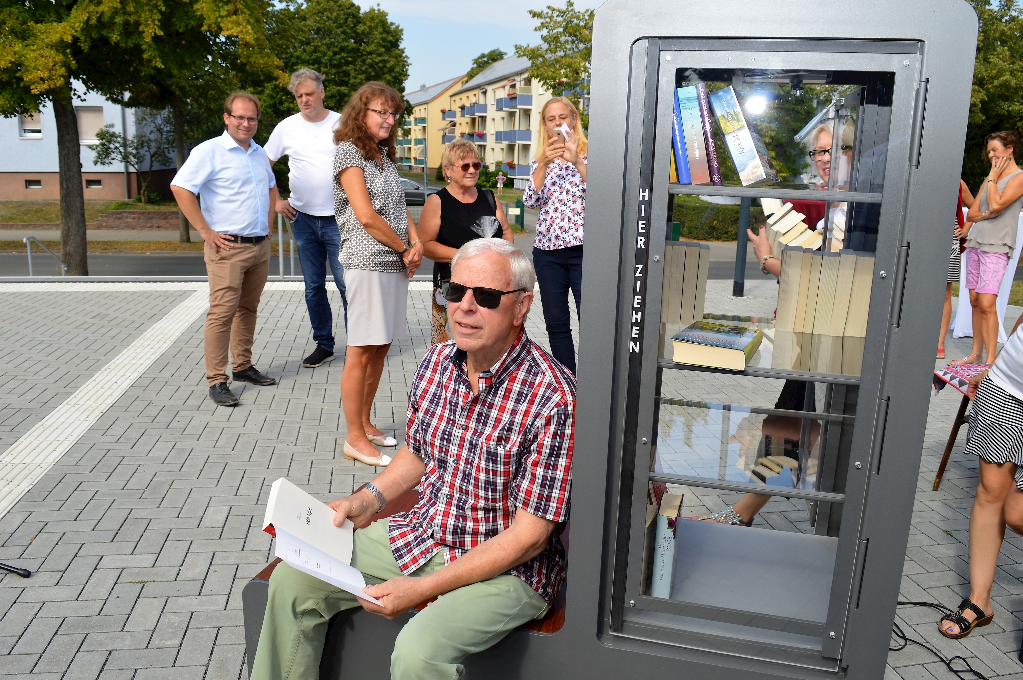 Wiedereröffnung des Nauener Bücherschranks