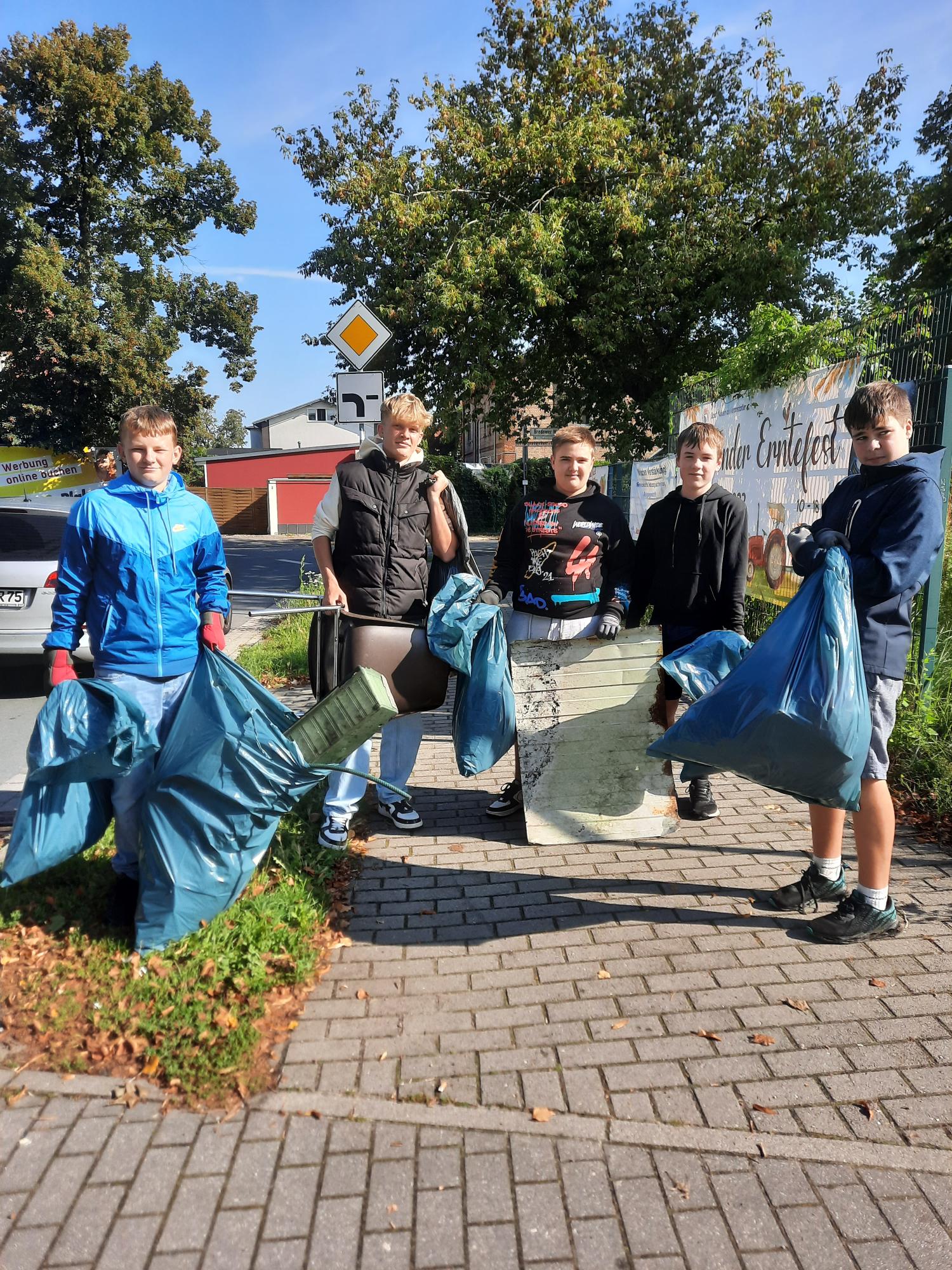 Aktionstag "Helfen" des LDVC Nauen: Schüler machten „Klar Schiff“ in Nauens Innenstadt