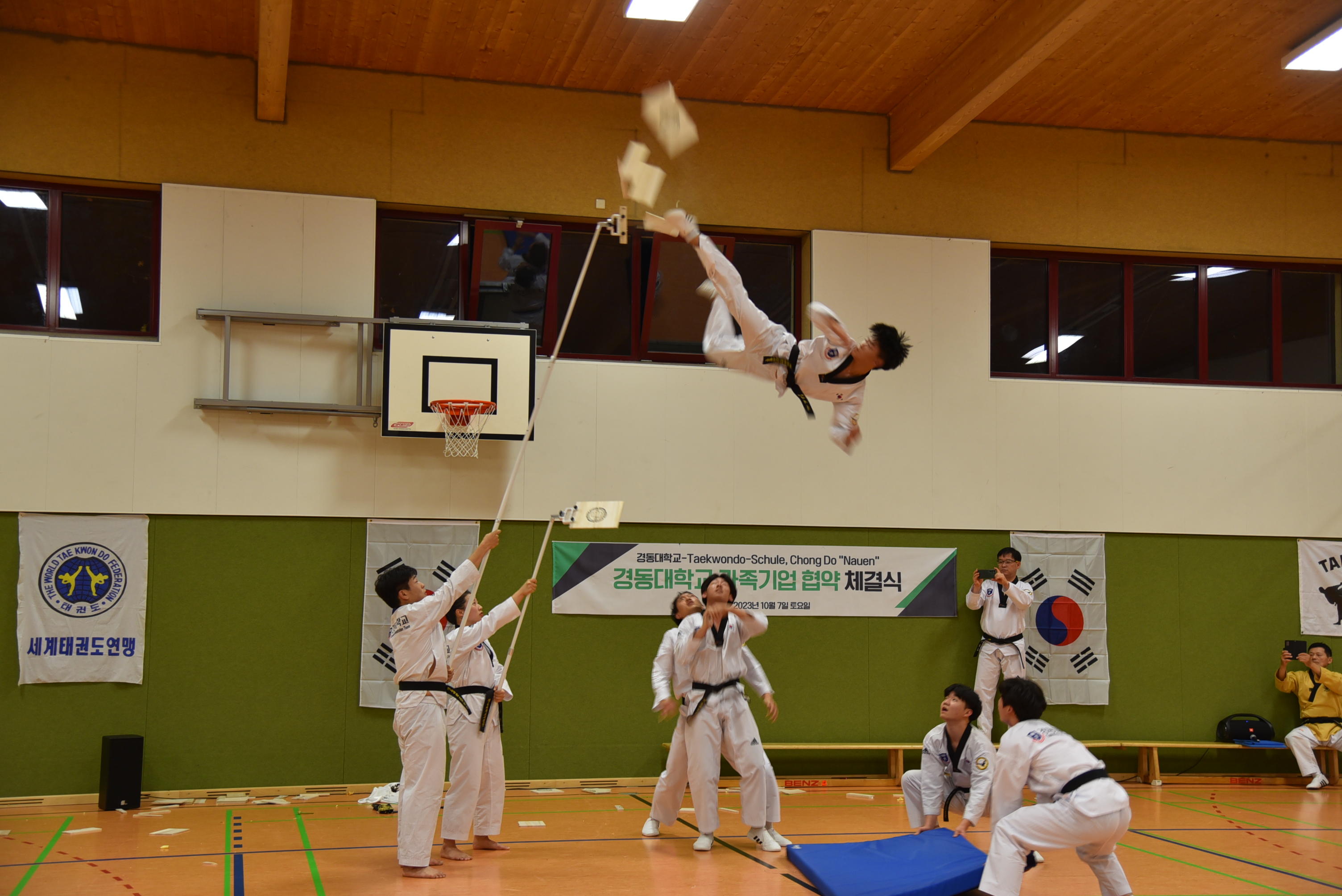 Teakwondo-Show zeigte Kampfkunst und geballte Action im Scheunenweg 
