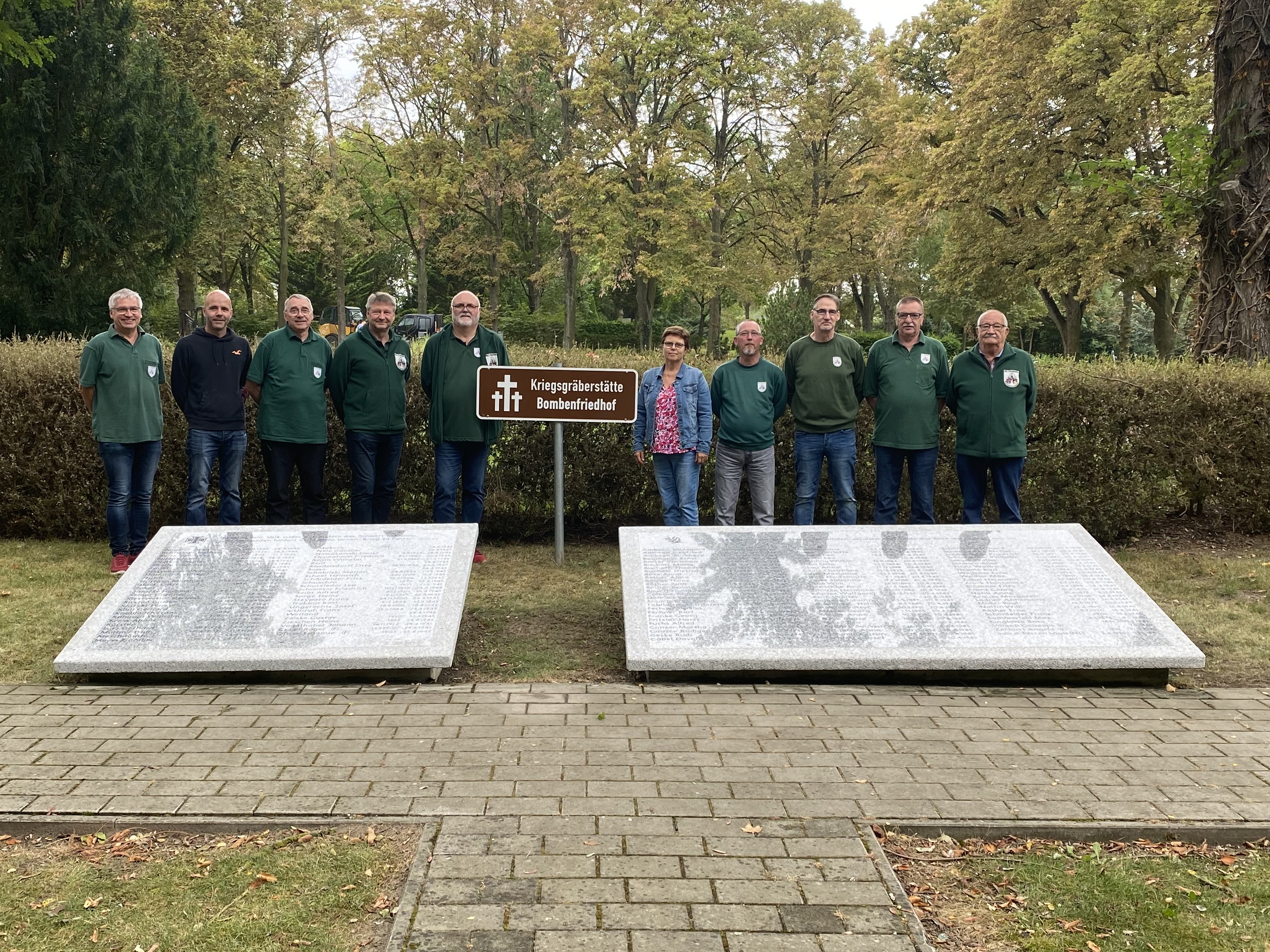 Reservisten pflegen Kriegsgräber in Nauen