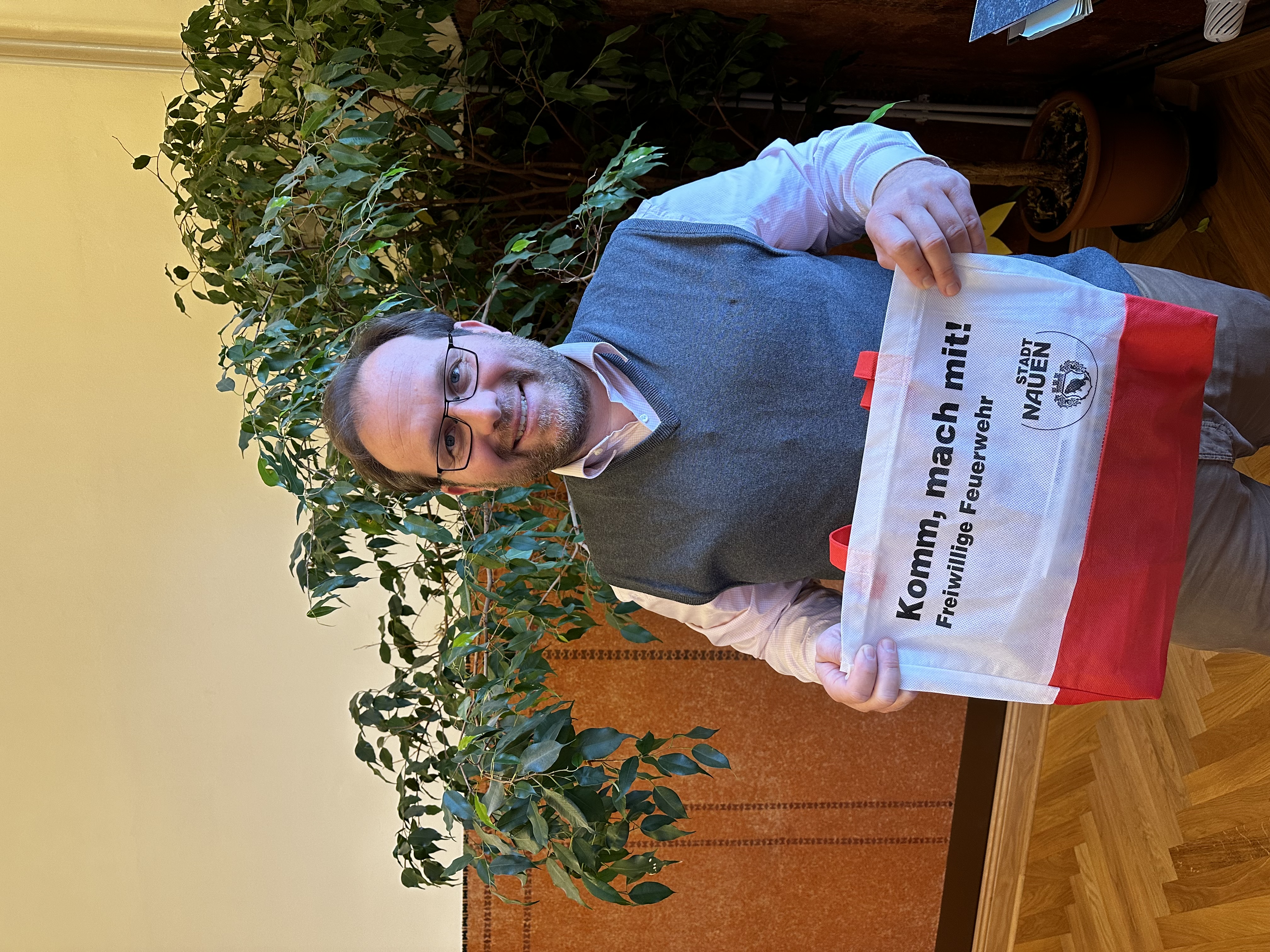 Zur Begrüßung gibt’s einen rotweißen Willkommensbeutel: Neubürger lernen Nauen kennen