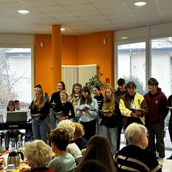 Junge Menschen treffen Senioren – Lions Club Osthavelland organisiert Mehrgenerationen-Nachmittag im Goethe-Gymnasium