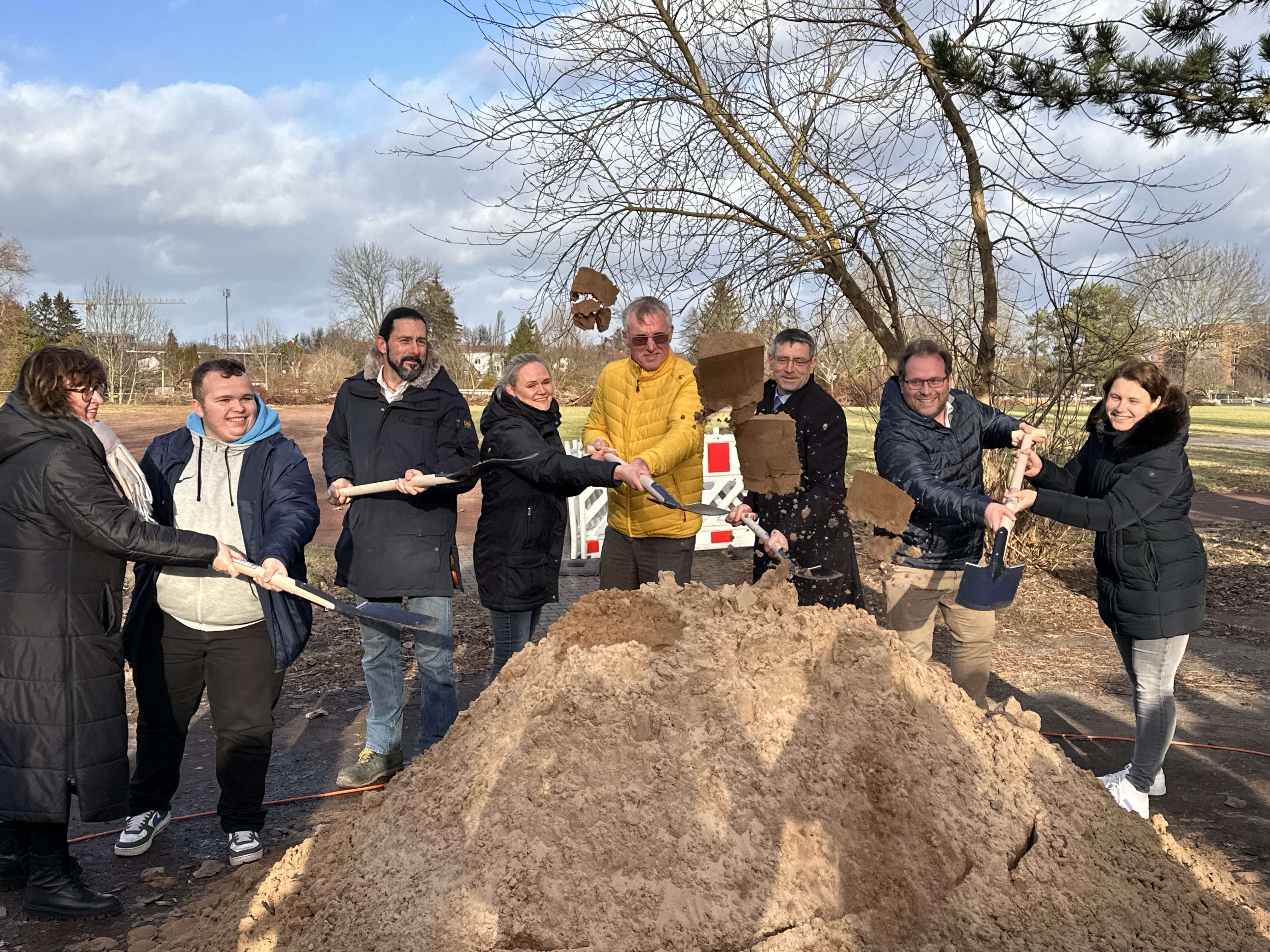 Symbolischer Spatenstich für den Wettkampfsportplatz am Dr. Georg Graf von Arco Schulzentrum