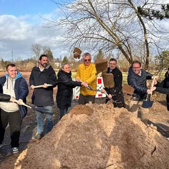 Symbolischer Spatenstich für den Wettkampfsportplatz am Dr. Georg Graf von Arco Schulzentrum