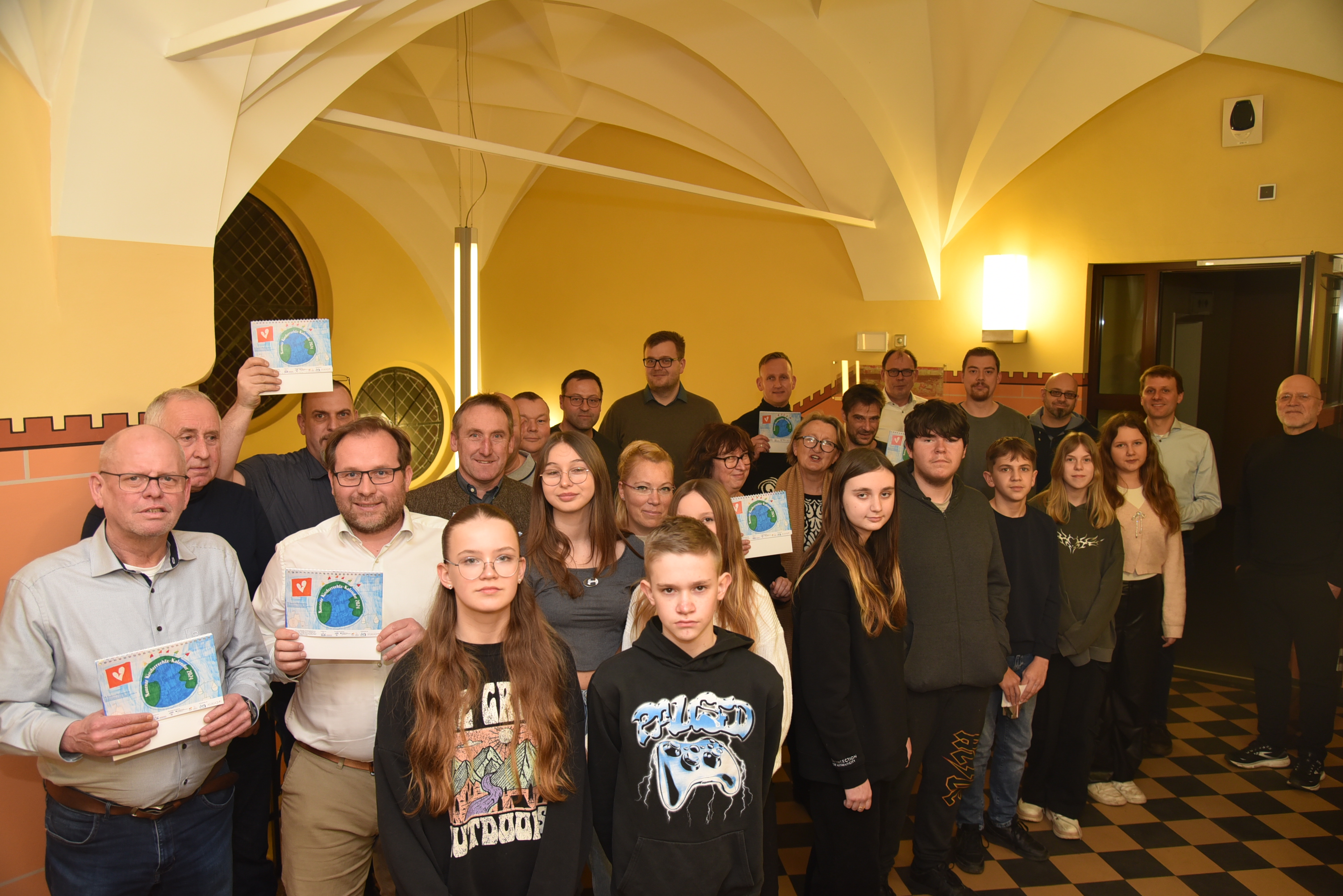Jugendliche präsentieren ihren Kinderrechte-Kalender im Rathaus