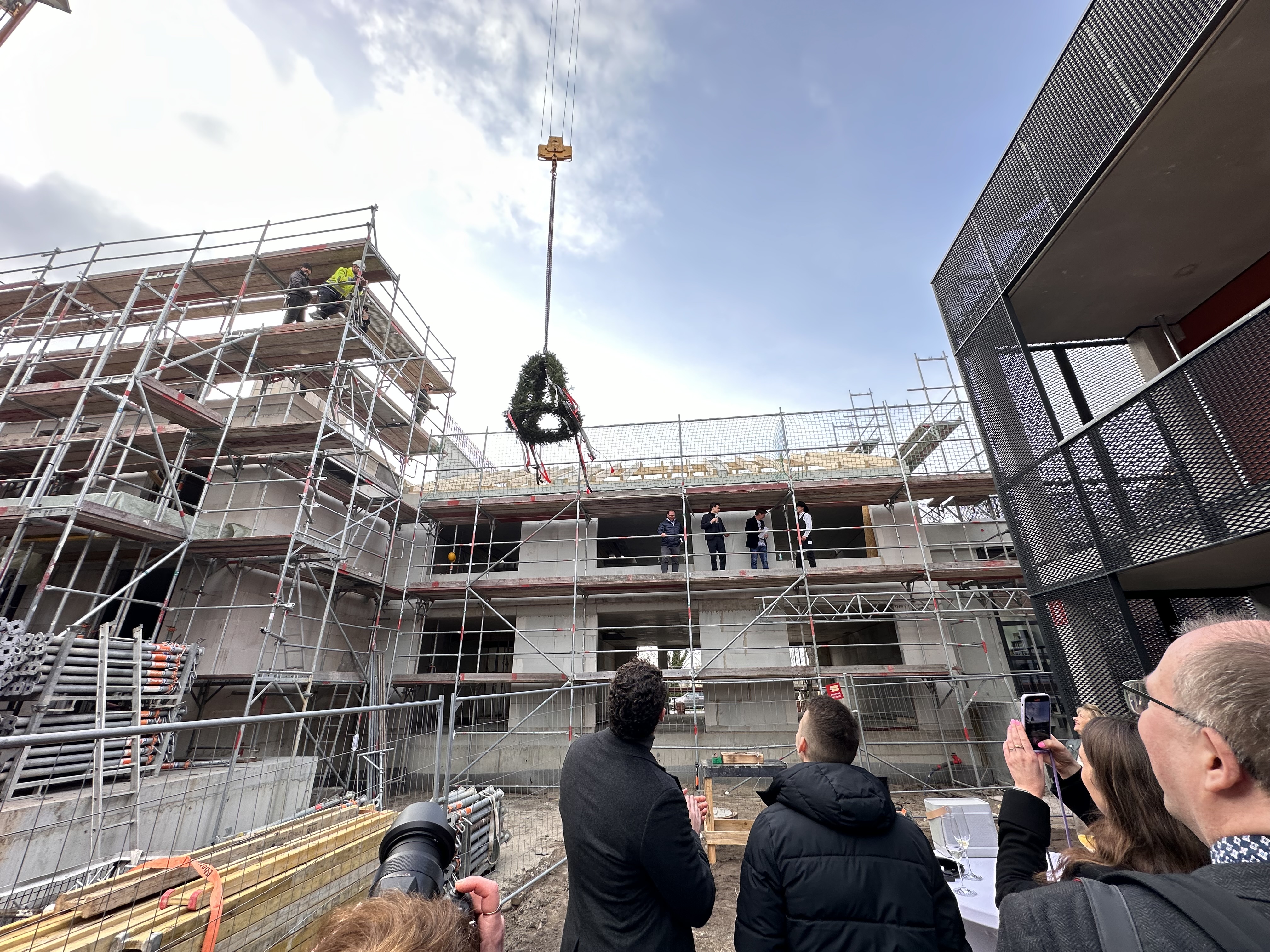 Richtfest für Haus NEON im Leuchtgaswerk N°1: In Bahnhofsnähe entsteht ein neues Wohngebiet 