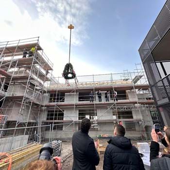 Richtfest für Haus NEON im Leuchtgaswerk N°1: In Bahnhofsnähe entsteht ein neues Wohngebiet