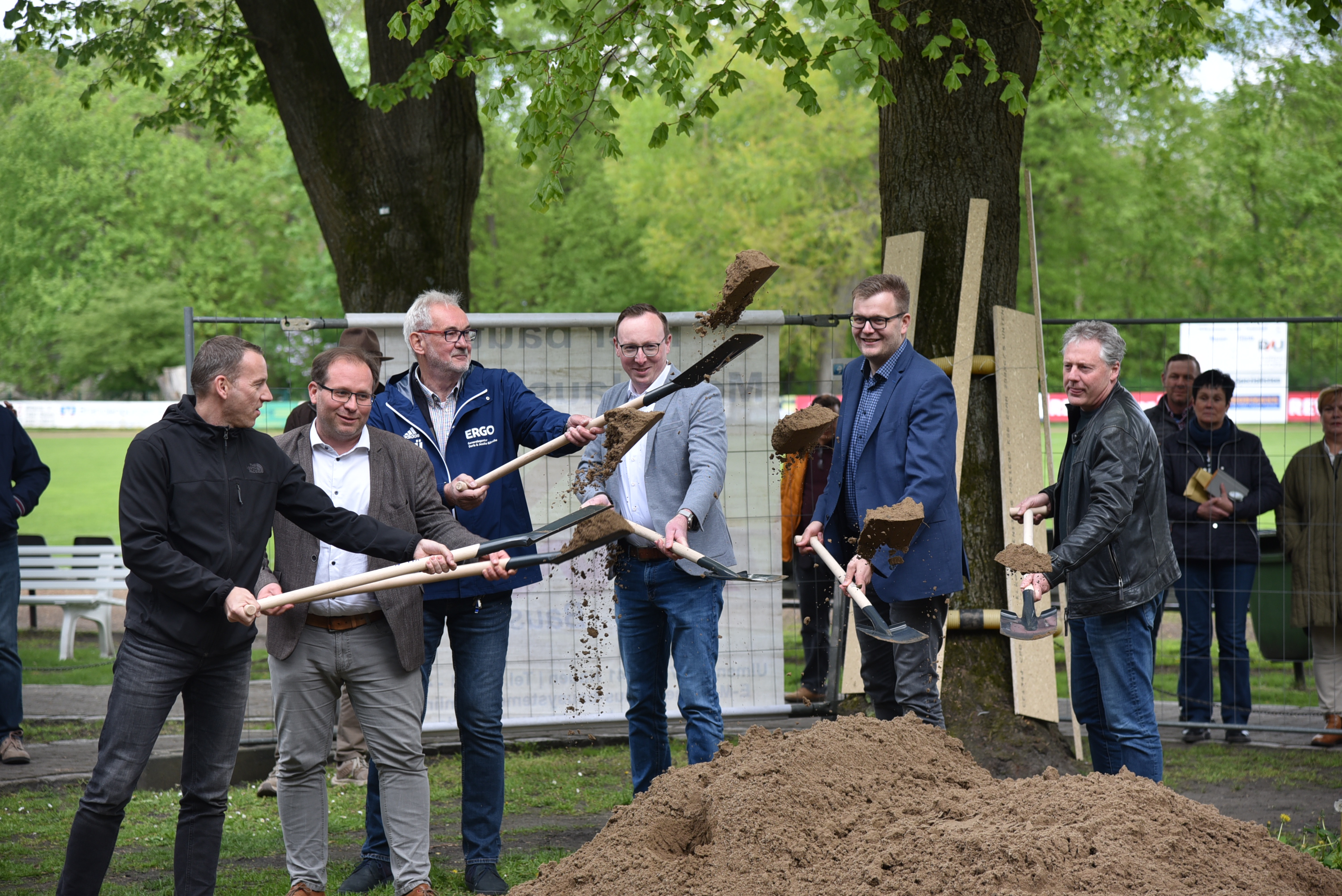 Spatenstich für neue Sportlerumkleide des VfL Nauen