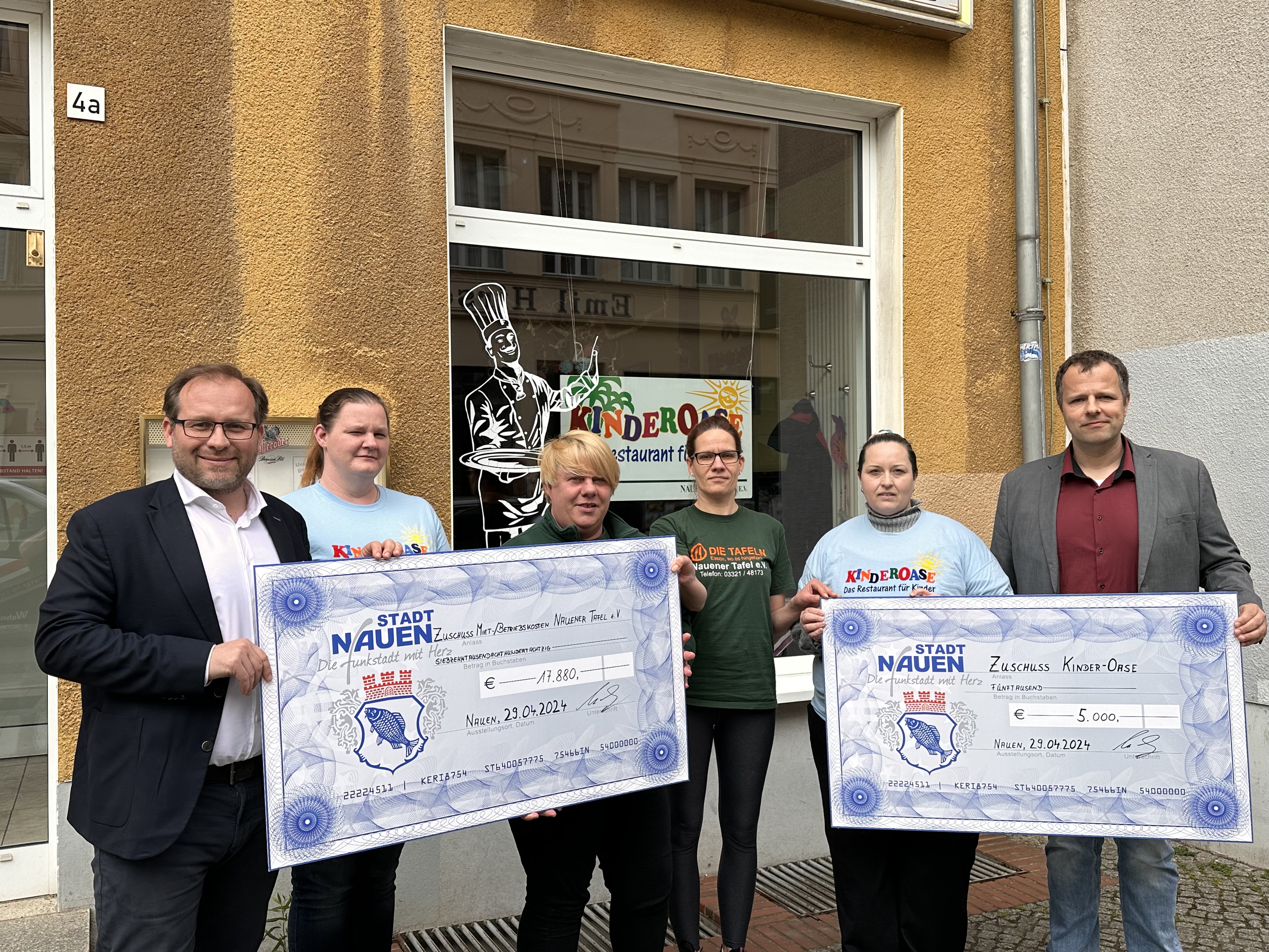 Symbolische Scheckübergabe an die Nauener Tafel und „Kinder-Oase“
