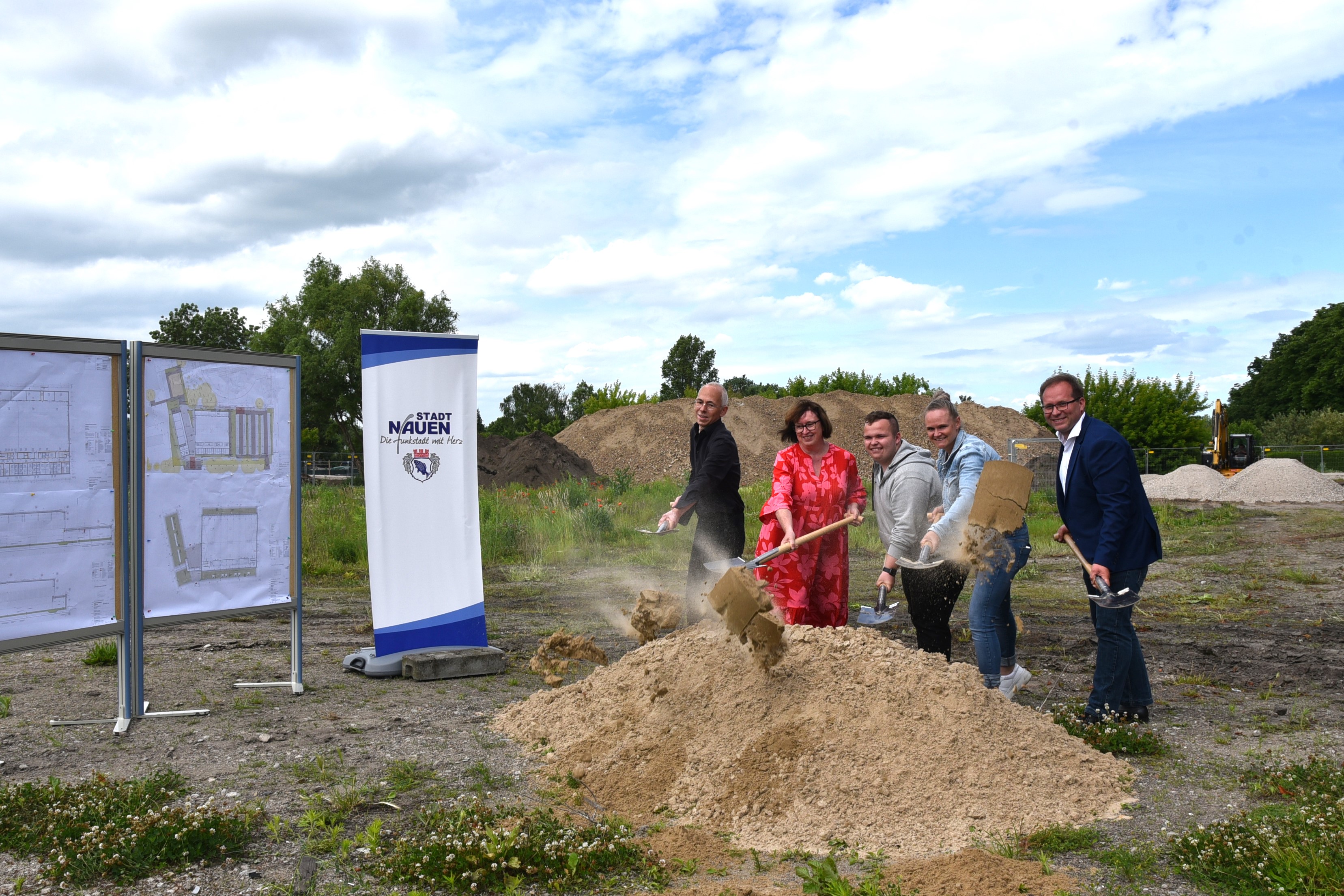 Symbolischer erster Spatenstich für Sporthalle am Dr. Georg Graf von Arco Schulzentrum