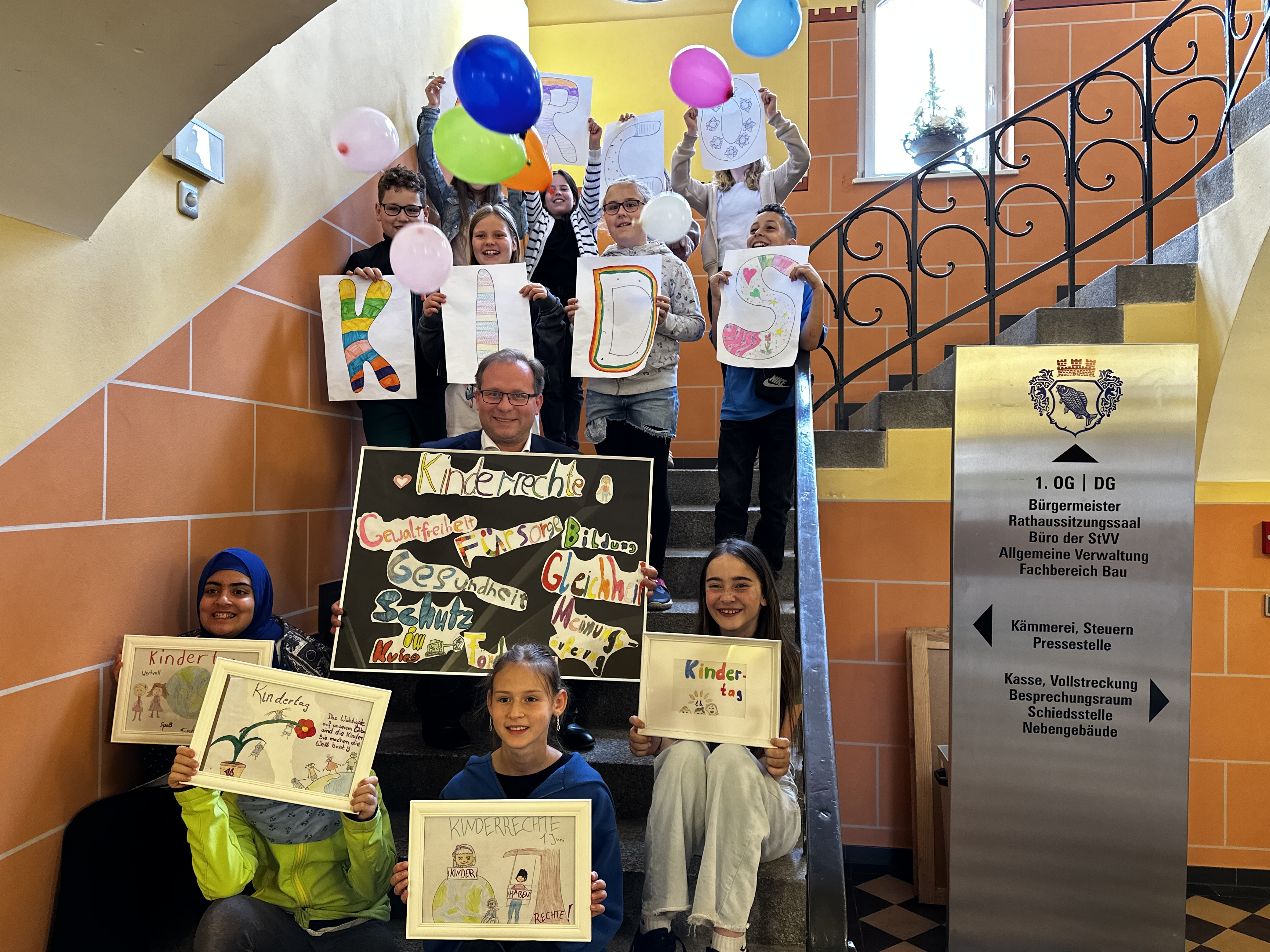 Projektarbeit Kinderrechte: Grundschüler besuchen Nauens Bürgermeister Meger im Rathaus