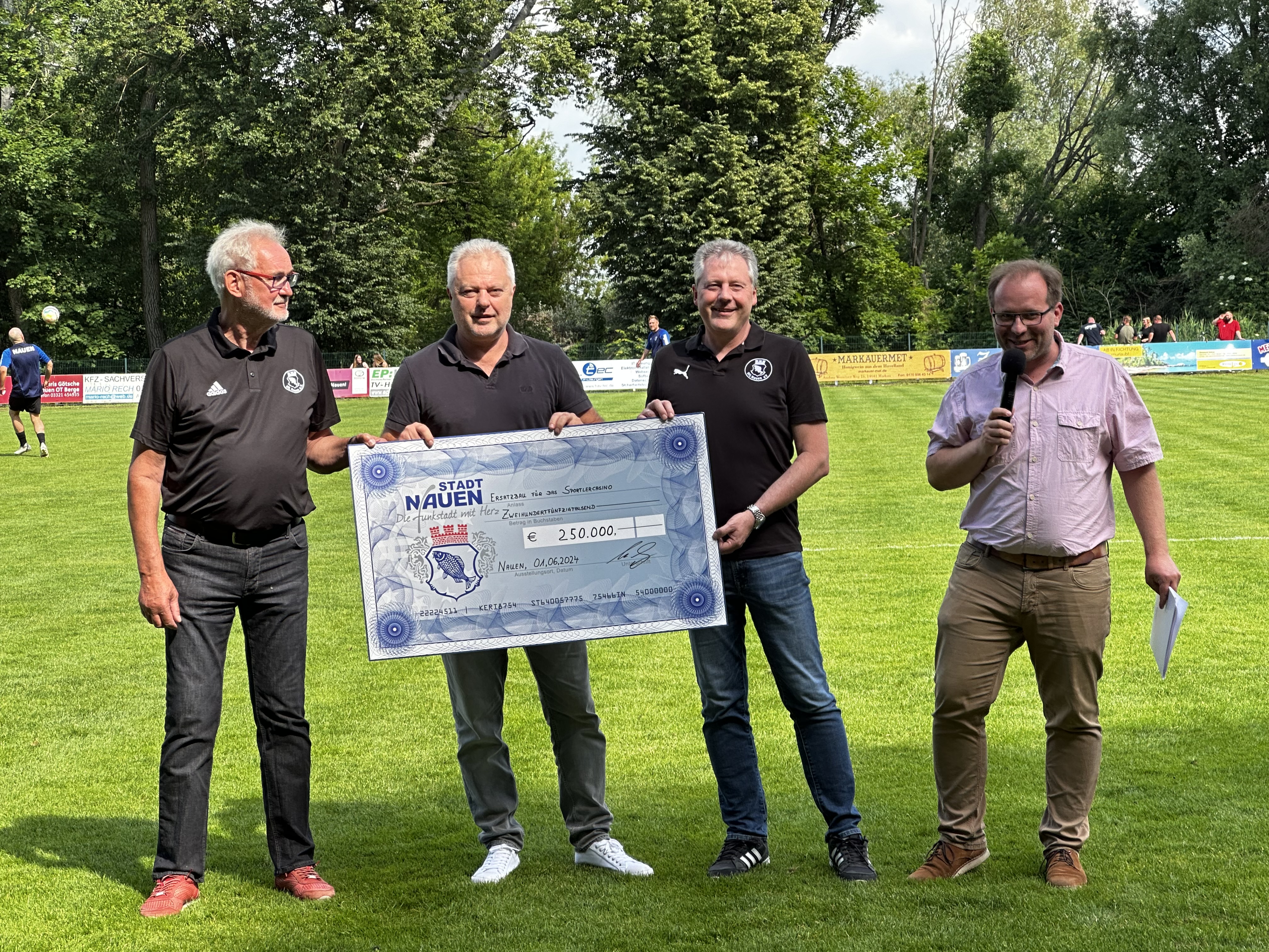 Bürgermeister Meger übergibt Spendenscheck an den VfL Nauen für neues Vereinshaus