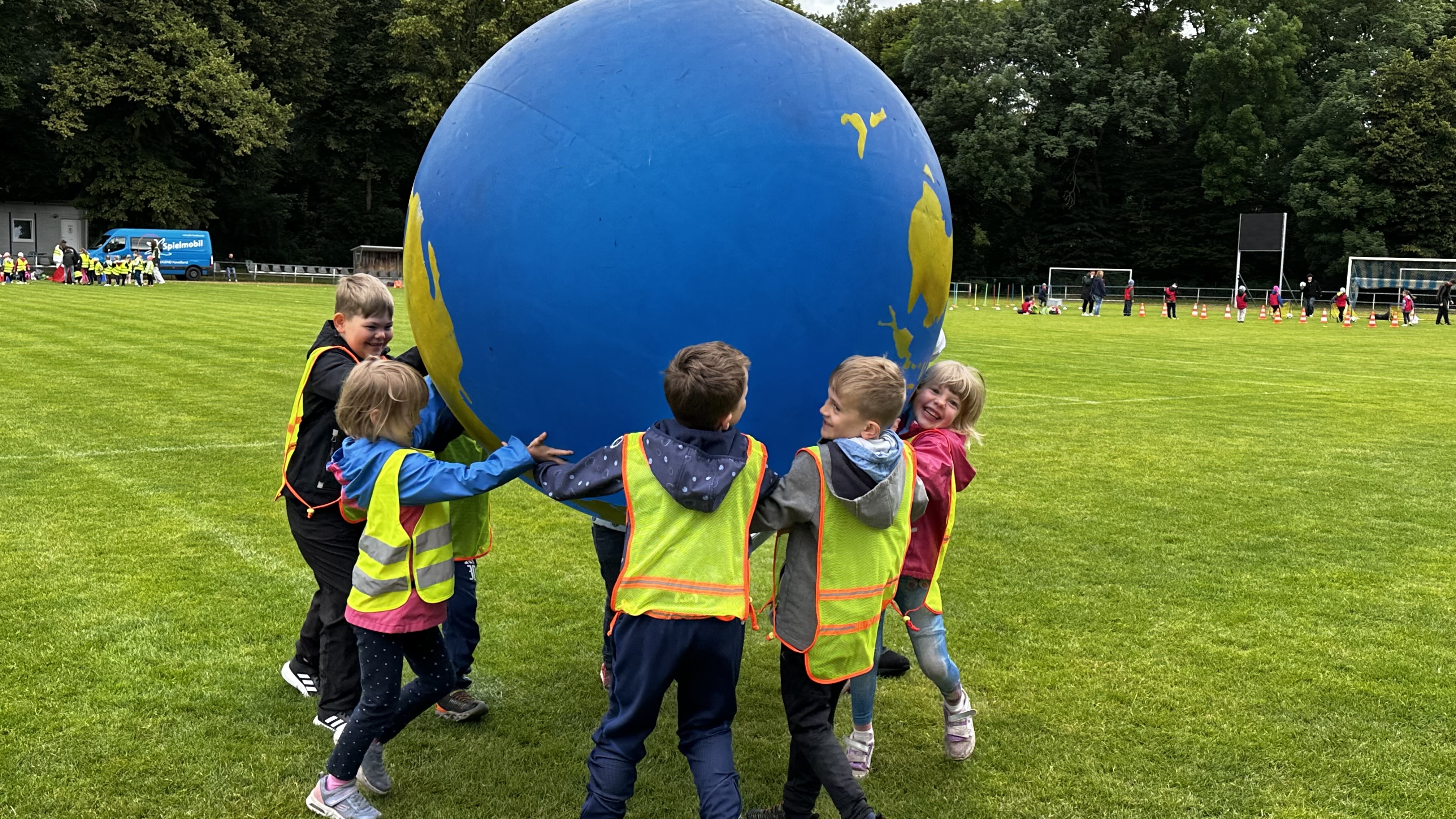 Kita-Olympiade mit Fritzi macht Station in Nauen