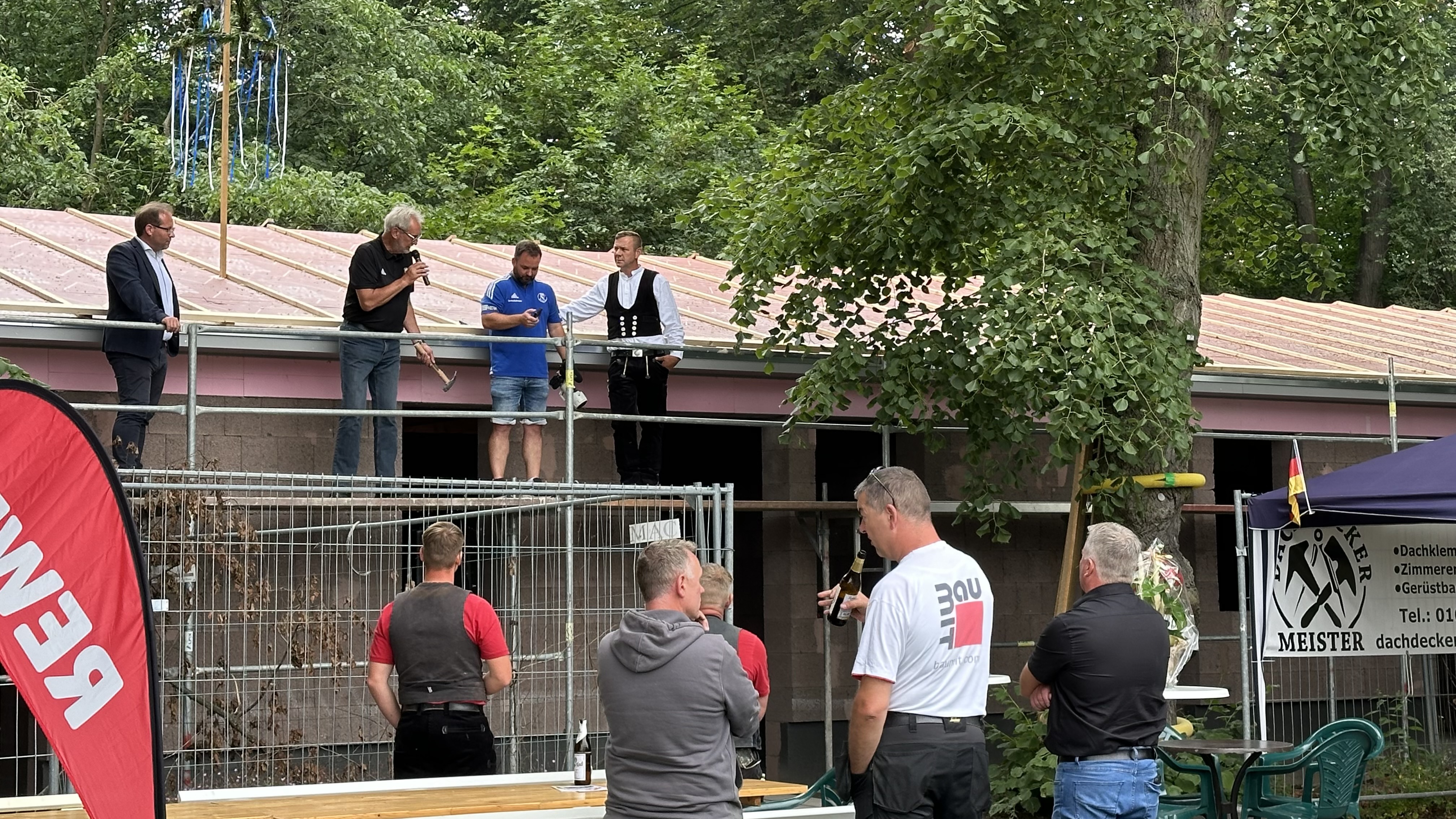 VfL Nauen feierte Richtfest für neues Vereinshaus