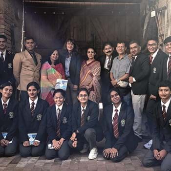 Indische Austauschschülergruppe auf Stippvisite im Nauener Richart-Hof