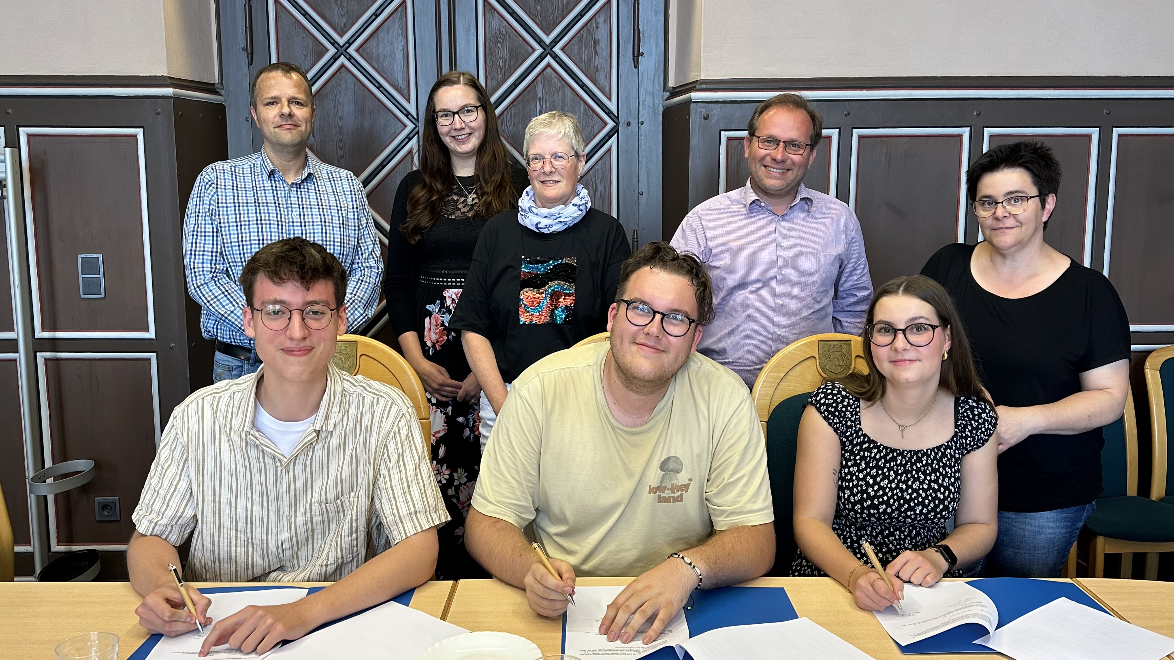 Übernahme nach der Ausbildung - Drei Auszubildende unterschreiben Arbeitsvertrag bei der Stadt Nauen 