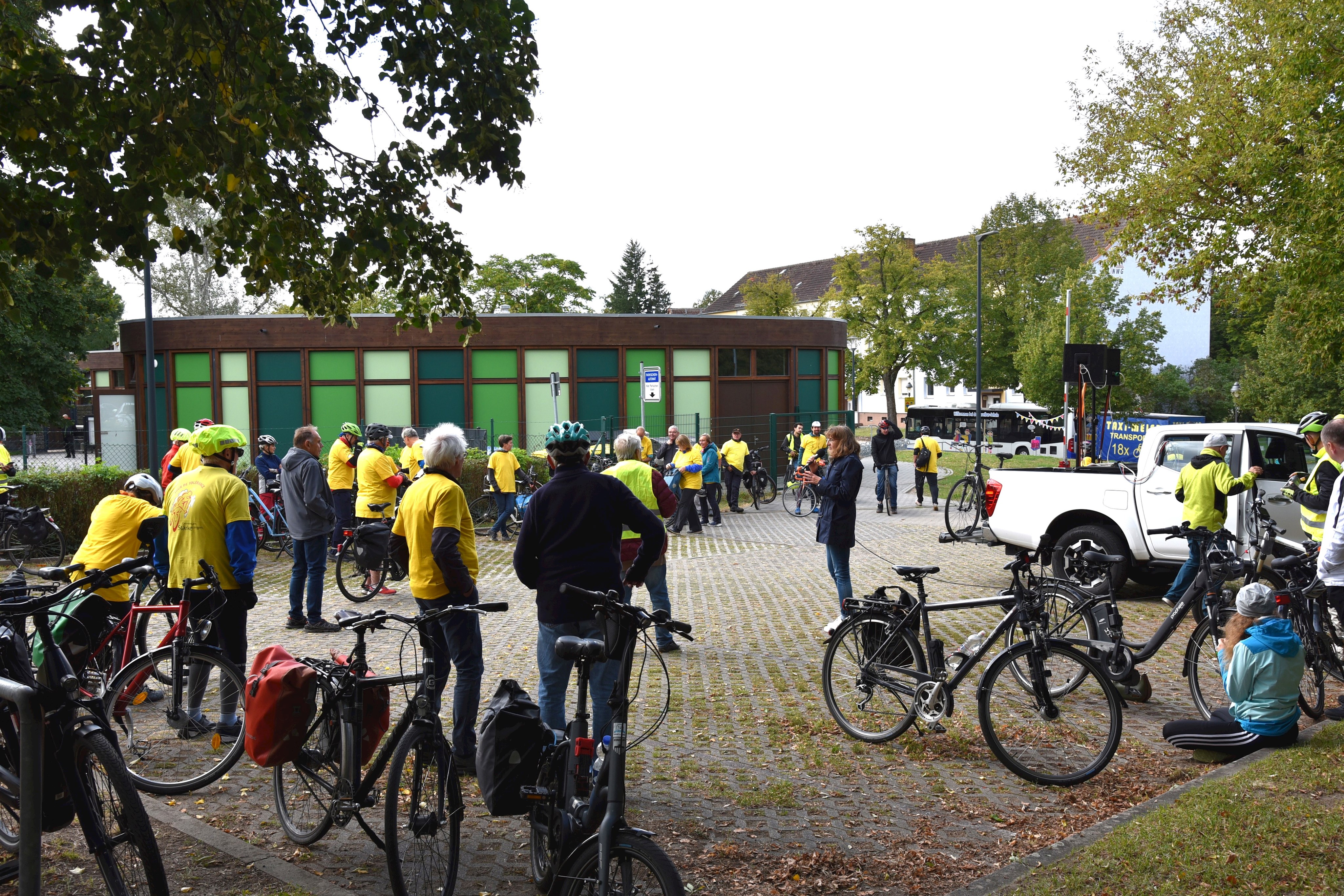 Fahrrad-Korso der Tour de Tolérance machte Halt im Stadtbad Nauen und wurde von Nauens Vize-Bürgermeisterin Daniela Zießnitz begrüßt