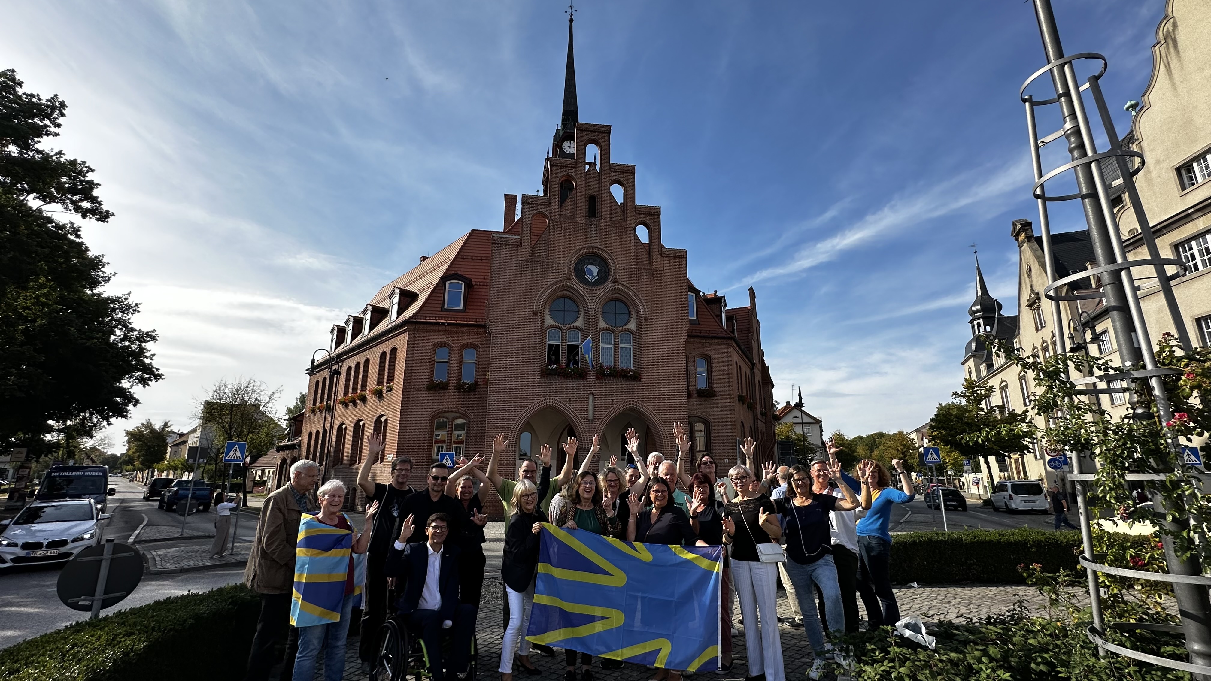 Flaggenhissung zum Internationalen Tag der Gebärdensprachen am Nauener Rathaus