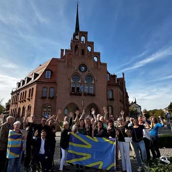 Flaggenhissung zum Internationalen Tag der Gebärdensprachen am Nauener Rathaus