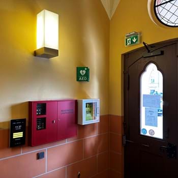 Neuer Defibrillator im Nauener Rathaus: Ab sofort verfügbar – Ersthelfer erfolgreich geschult