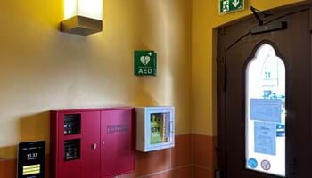 Der neue Defibrillator befindet sich neben der Eingangstür des Rathauses.