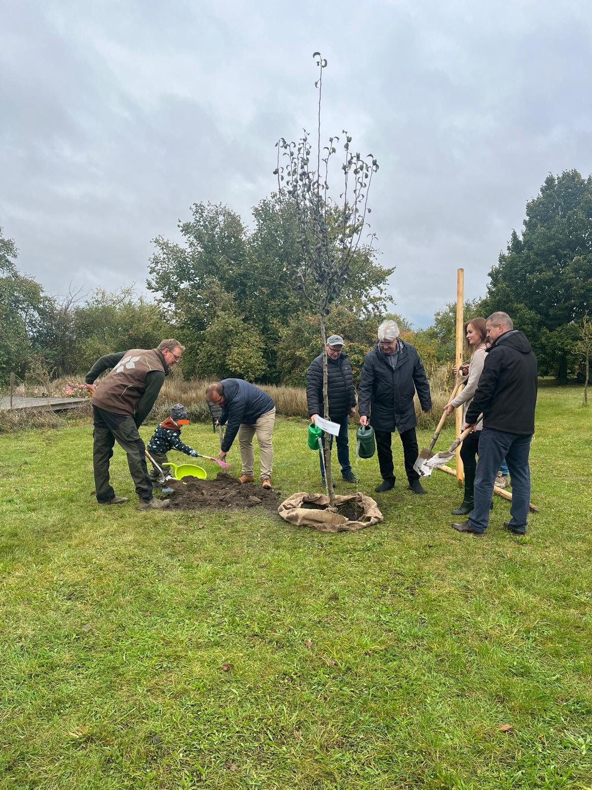 Einheitsbuddeln im Ribbecker Pfarrgarten 