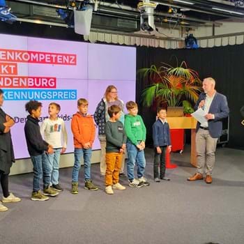Das Projekt „Gartenkids-Podcast“ aus Nauen gewinnt den Anerkennungspreis „Medienkompetenz stärkt Brandenburg“ 2024