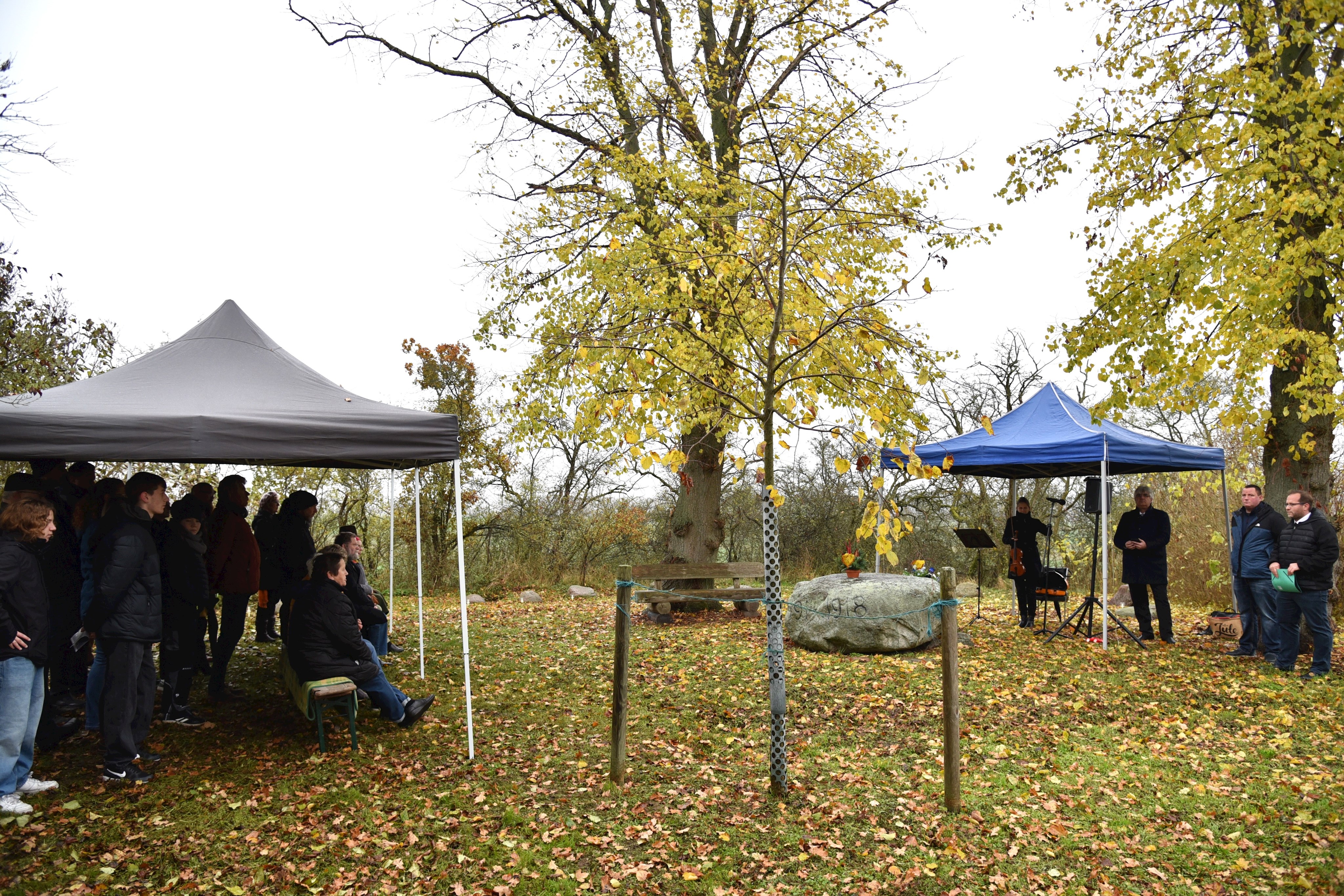 Menschen gedenken am Volkstrauertag in Klein Behnitz