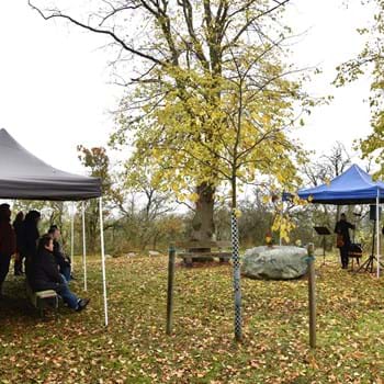 Menschen gedenken am Volkstrauertag in Klein Behnitz
