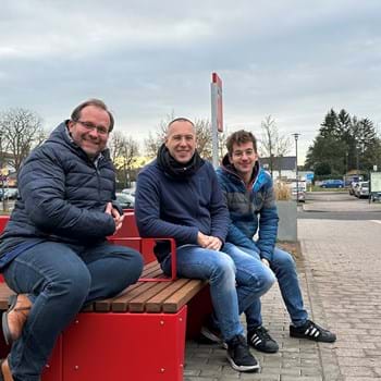 Infrastrukturprojekt i2030: Stadt Nauen bekommt Sitzbank am Bahnhofsvorplatz 