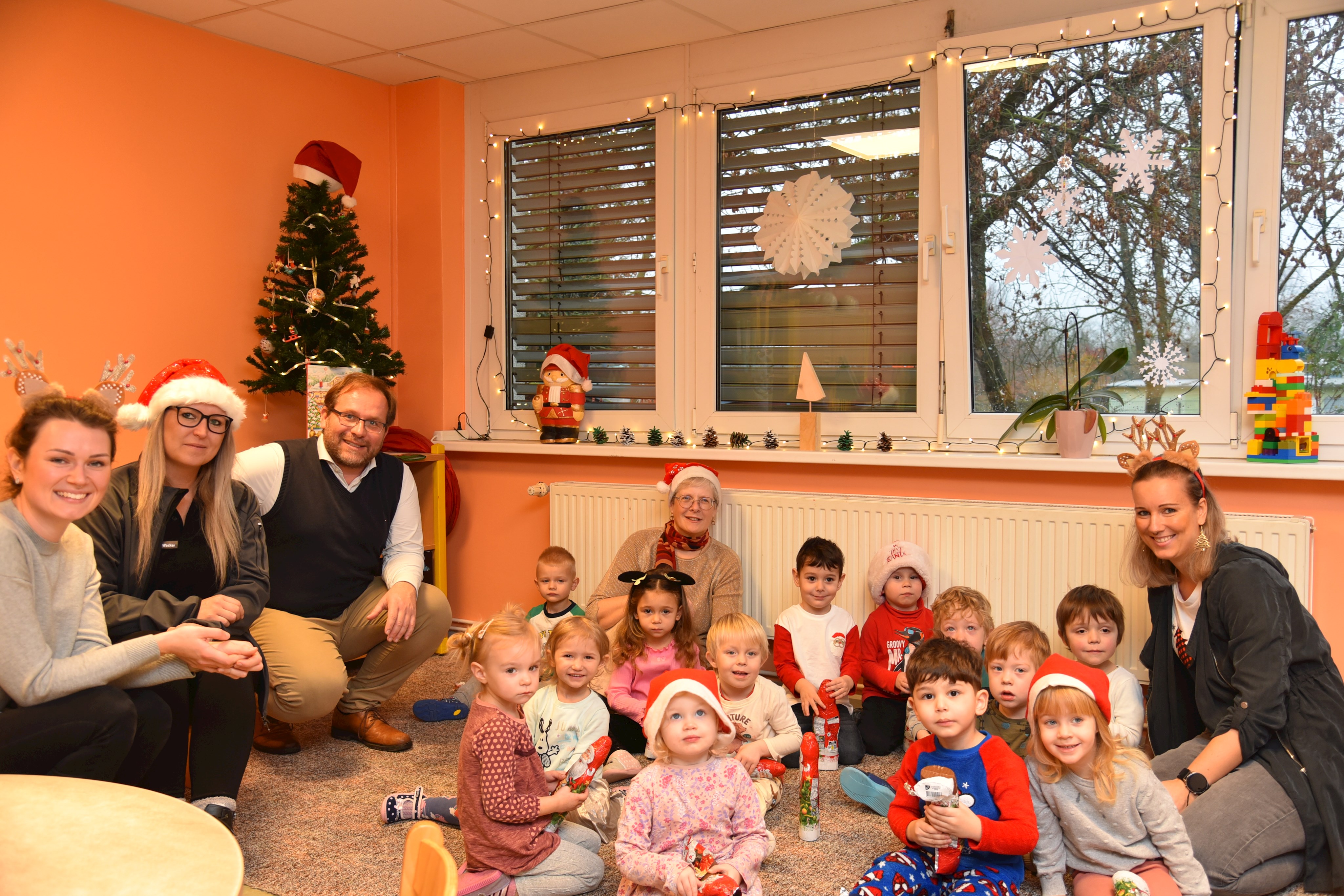 Nikolaustag: Bürgermeister Meger überrascht Kita-Kinder mit Schokoladen-Nikoläusen