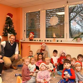 Nikolaustag: Bürgermeister Meger überrascht Kita-Kinder mit Schokoladen-Nikoläusen