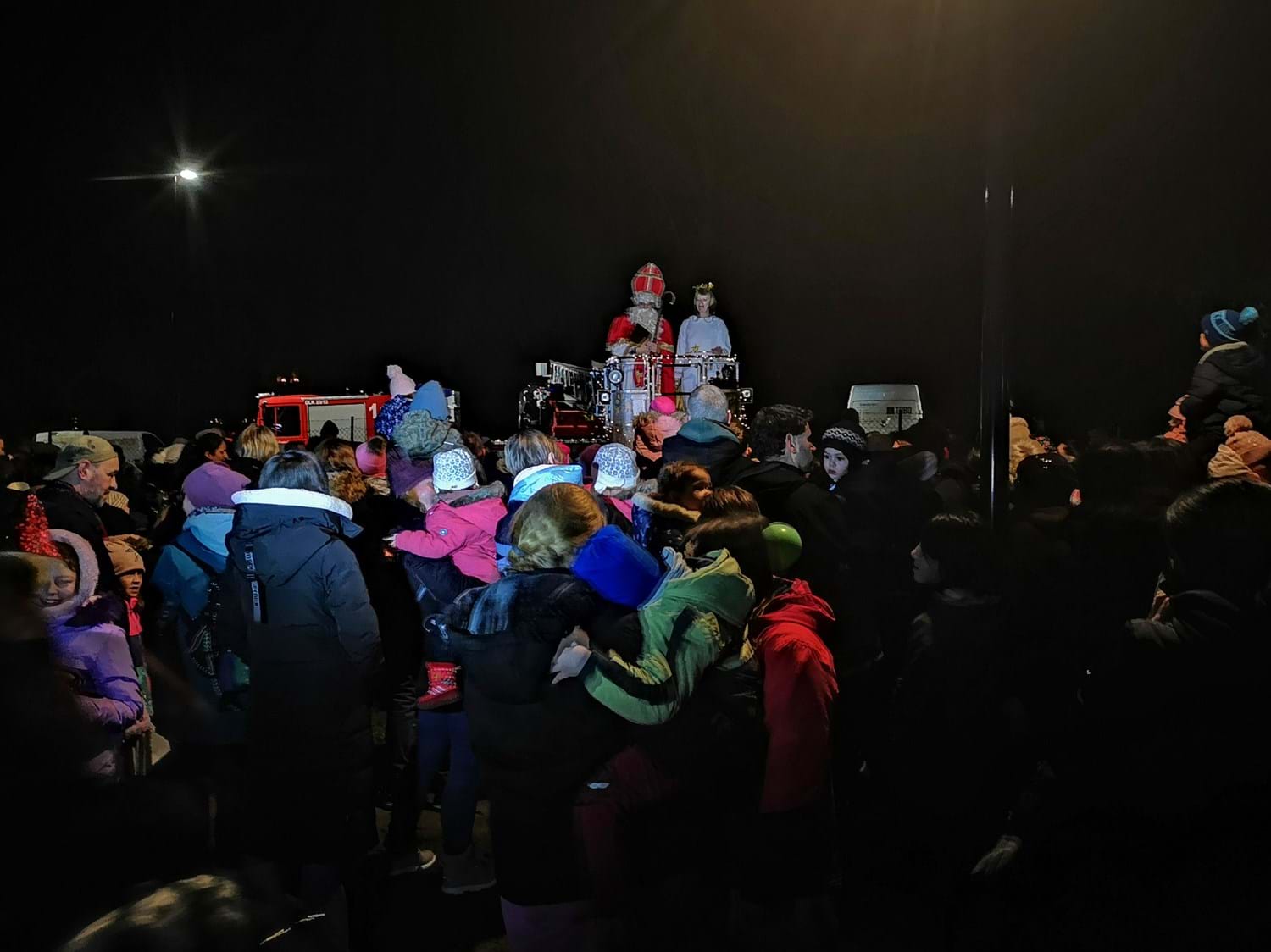 Der Nikolaus und die Engel kamen mit dem Drehleiter zum Nikolaustag im Stadtbad Nauen. ©Mikado e.V.