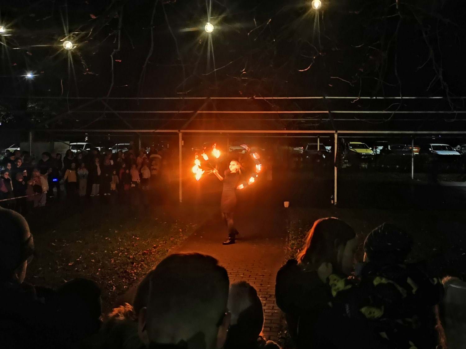 Feuershow mit Josi beim Nikolaustag im Stadtbad Nauen. ©Mikado e.V.