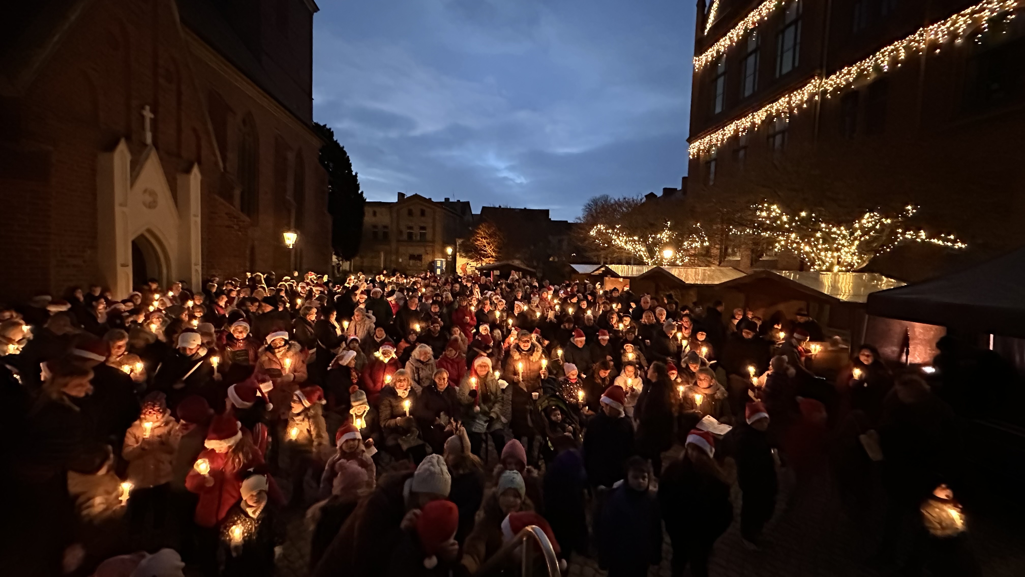Erstes Adventssingen tauchte Martin-Luther-Platz in Lichtermeer 