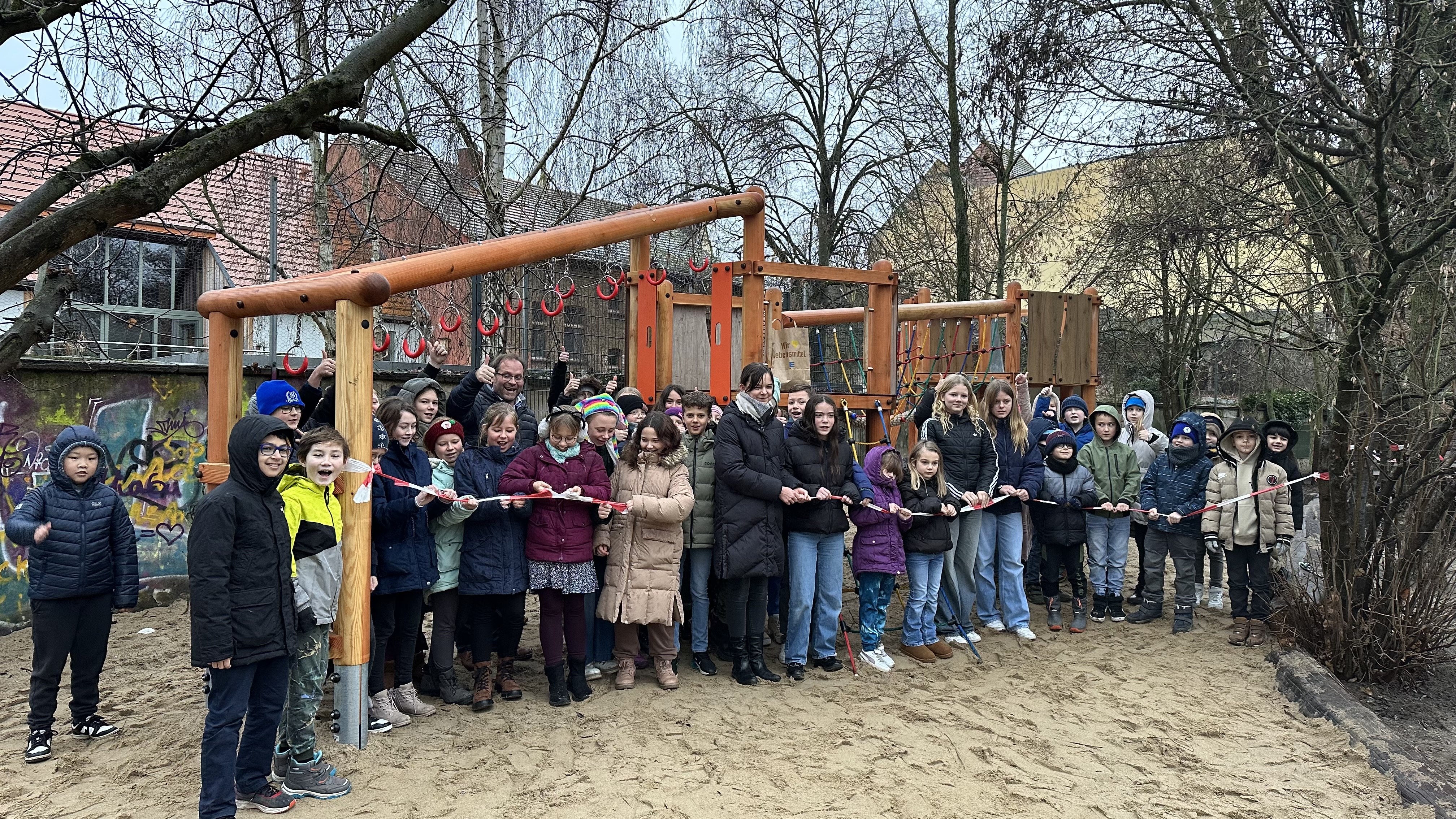 Käthe-Kollwitz-Grundschule weiht neues Spielgerät ein