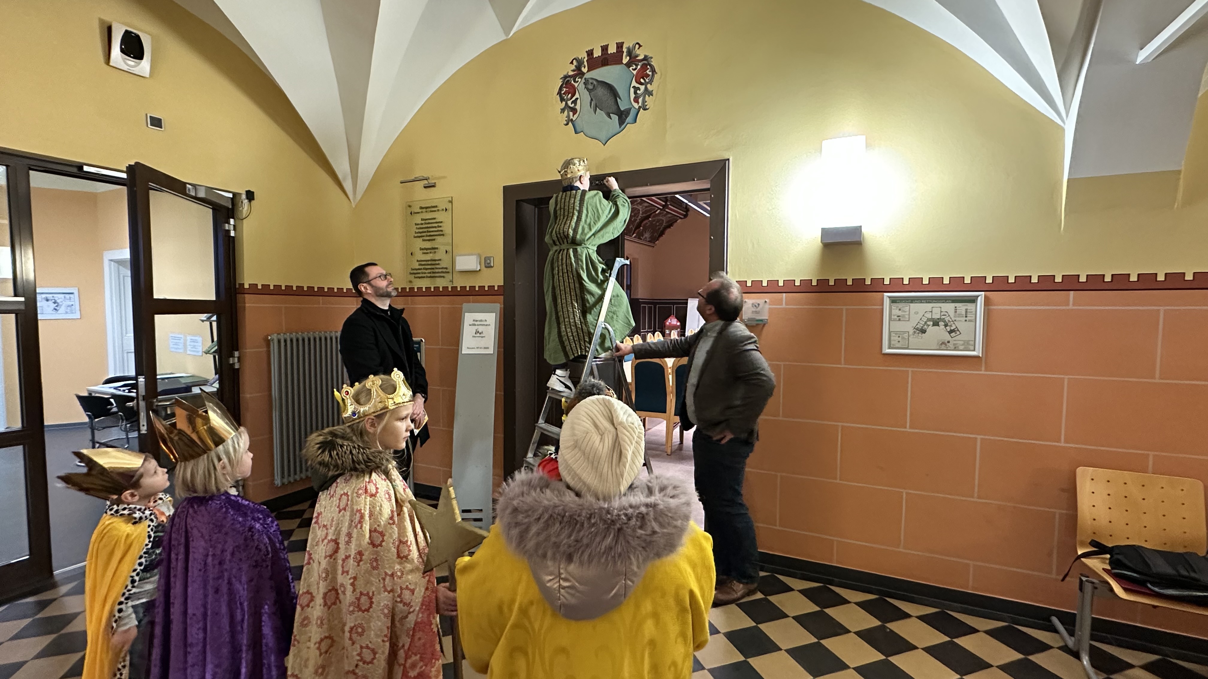 Sternsinger bringen Segen ins Nauener Rathaus