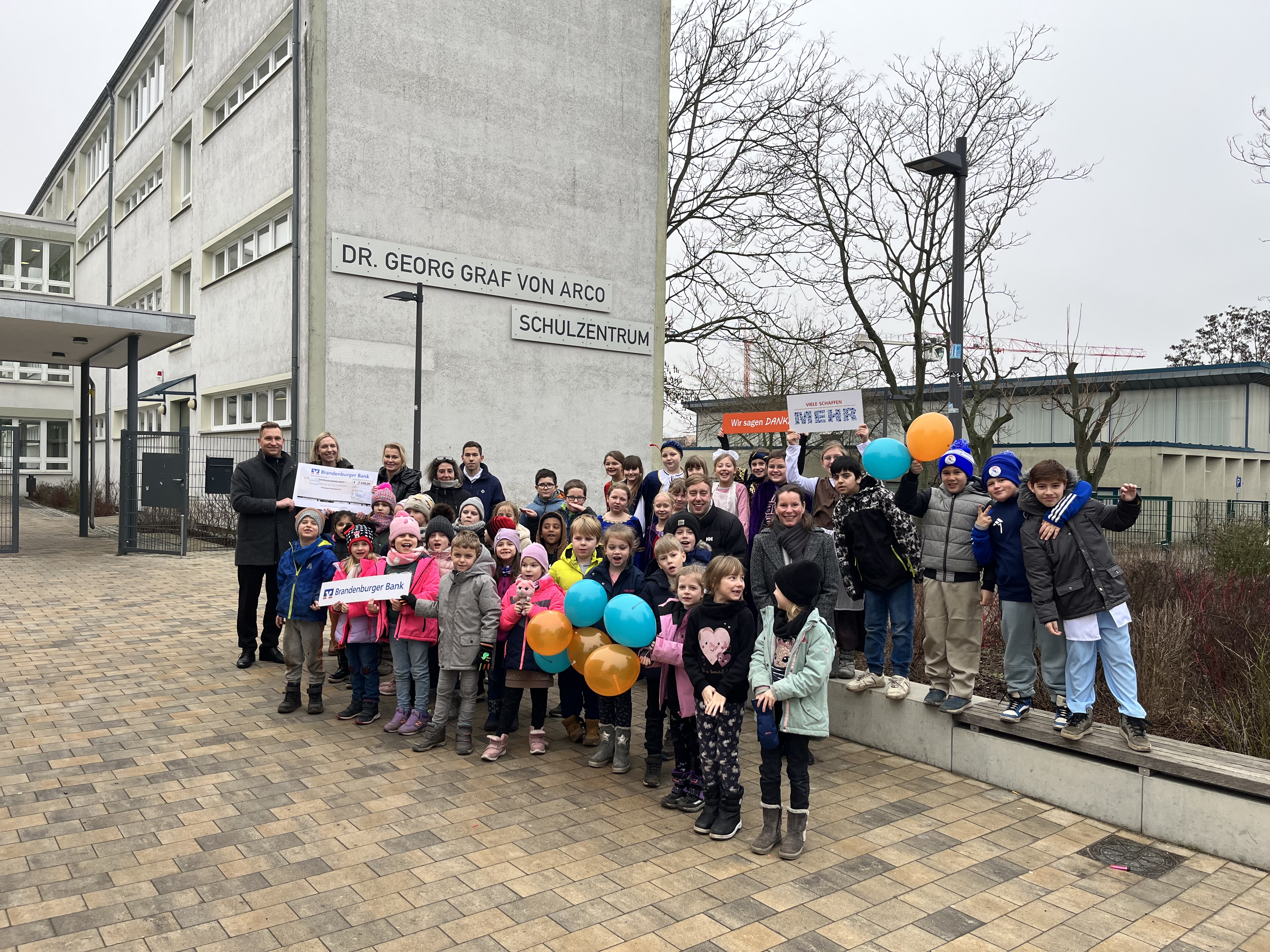 Brandenburger Bank dankt Graf Arco Schulzentrum für „Launische Prinzessin“ mit großzügiger Spende 