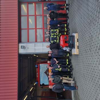 Bürgermeister Manuel Meger und SVV-Vorsitzender Eckart Johlige übergeben moderne Ausrüstung an sechs Einheiten