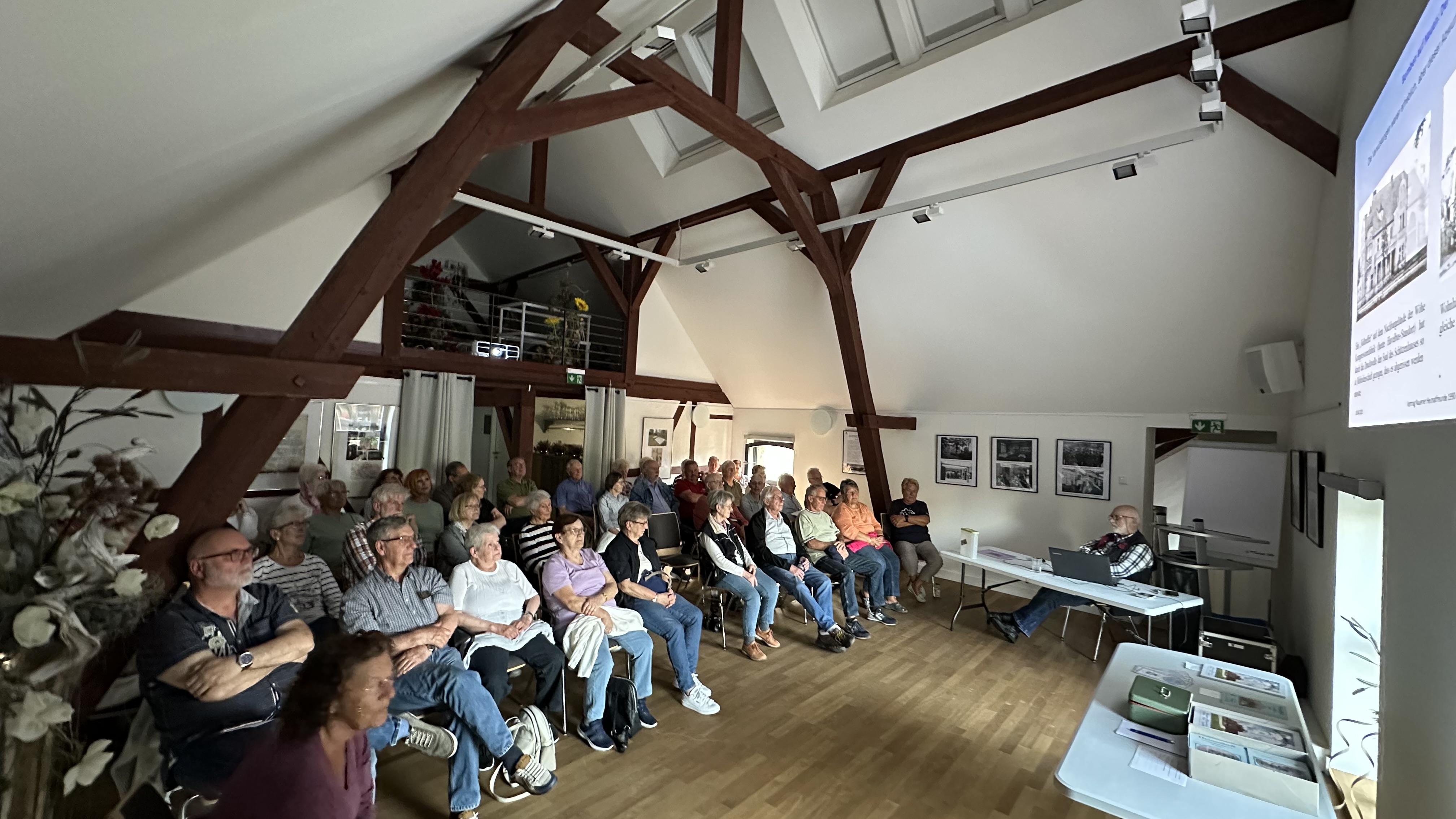 Vortrag zum Bombenangriff auf den Nauener Bahnhof am 20. April 1945 füllte den Saal im Richart-Hof 