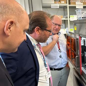 Nauens Bürgermeister Manuel Meger und Landrat Roger Lewandowski besuchen die Firma PacTech