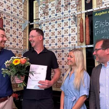 Fleischerei von Jörg Schröder erhält Urkunde für Stadtbad-Wurst 2025