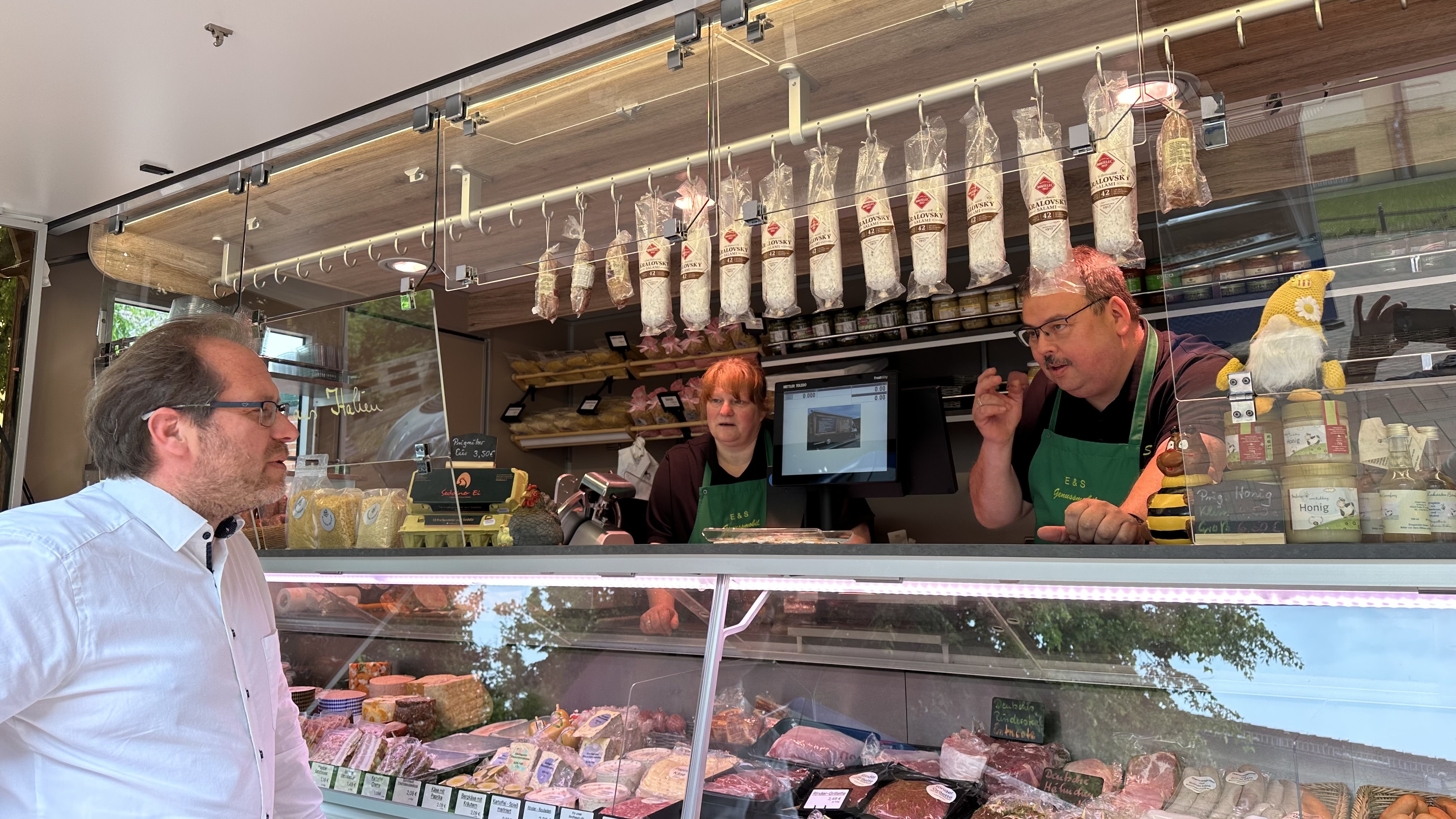 Bürgermeister Meger begrüßt neues Genussmobil auf dem Nauener Frischemarkt 