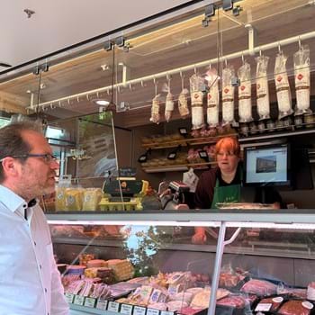 Bürgermeister Meger begrüßt neues Genussmobil auf dem Nauener Frischemarkt